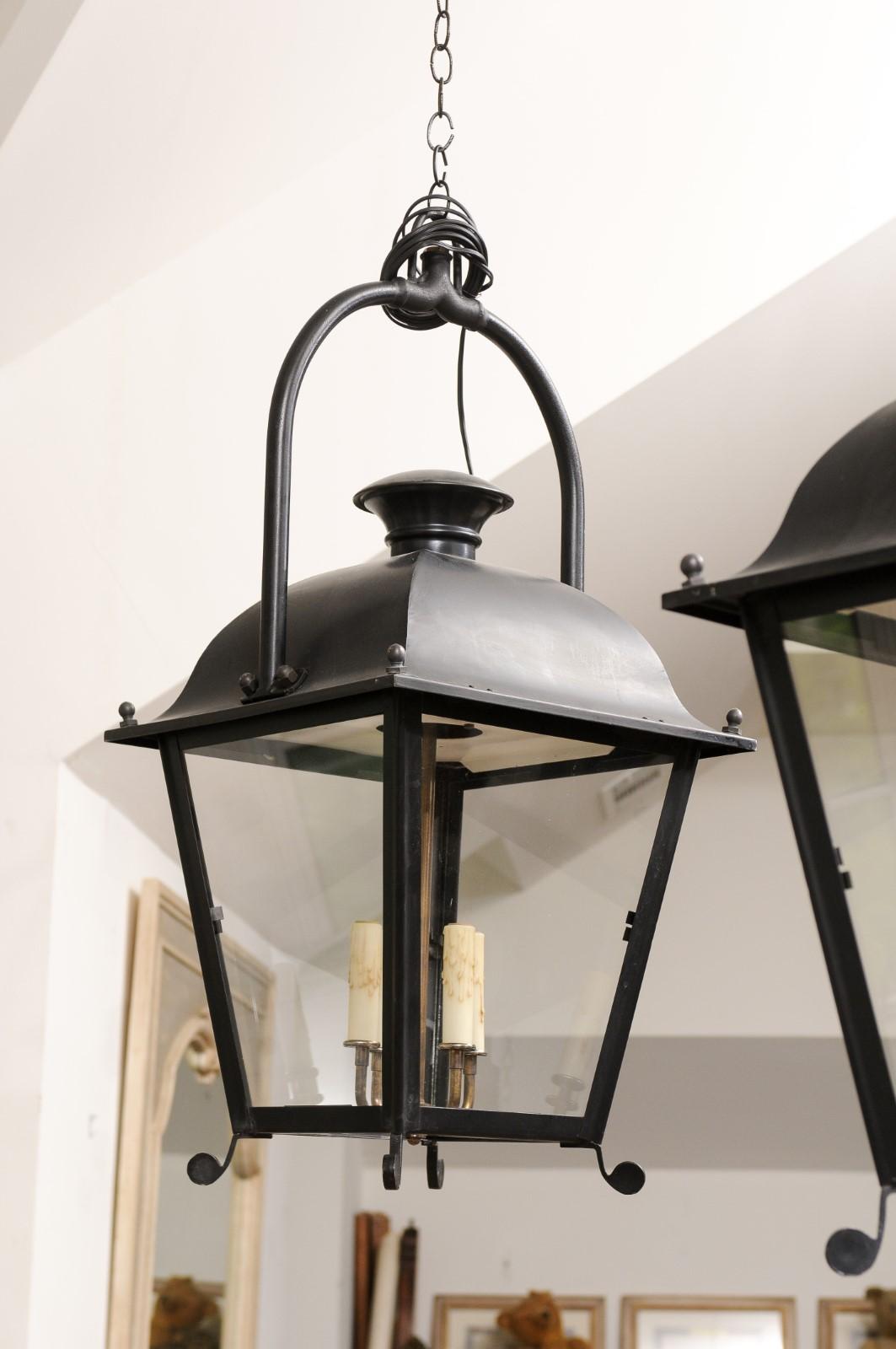 Lanternes à quatre lumières en fer noir du XXe siècle avec panneaux de verre, vendues chacune 4
