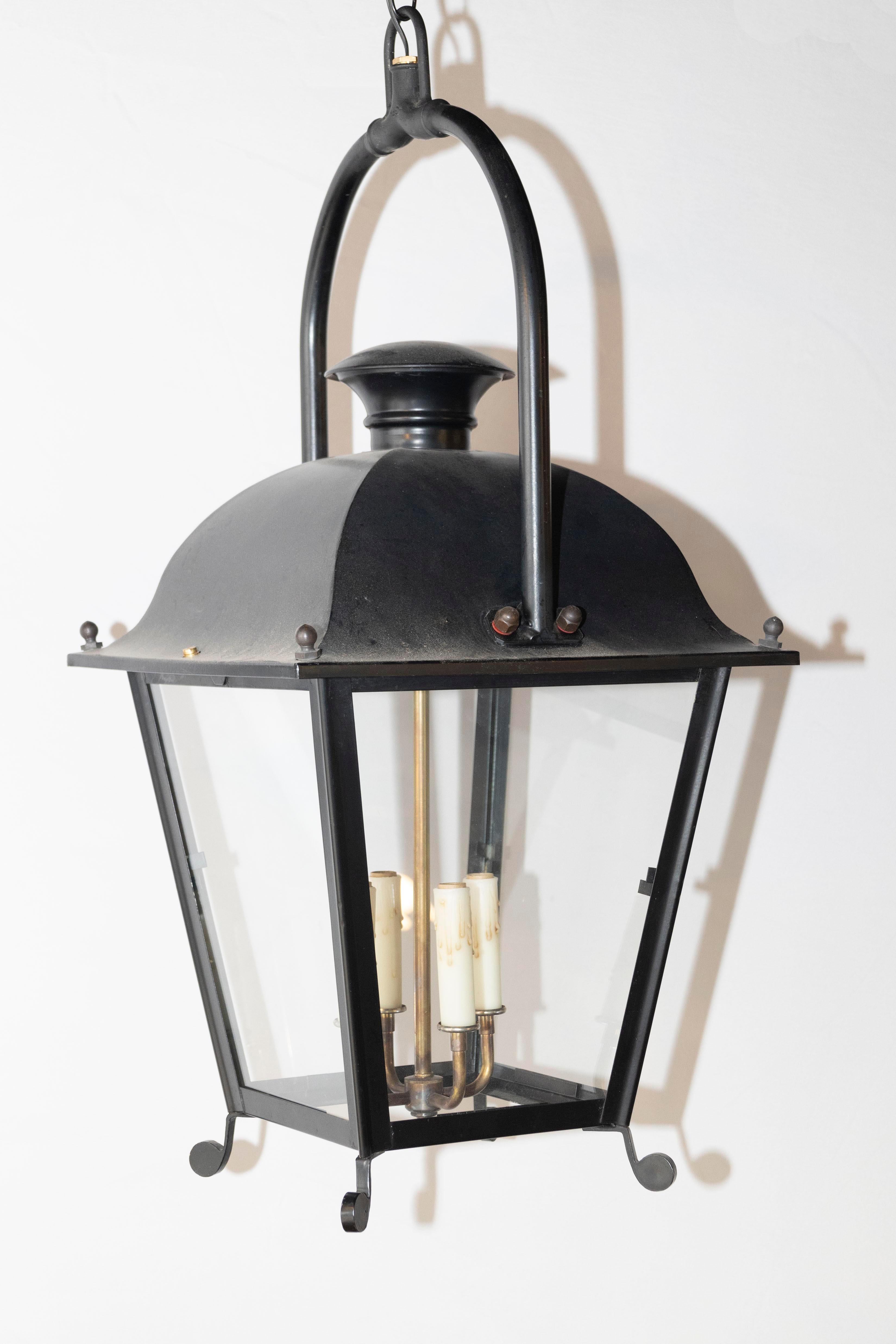 Lanterne francesi a quattro luci in ferro verniciato nero del XX secolo, con quattro pannelli in vetro, piani a cupola e piedi a spirale, valutate e vendute singolarmente 3.500 dollari l'una. Create in Francia durante il XX secolo, ognuna di queste