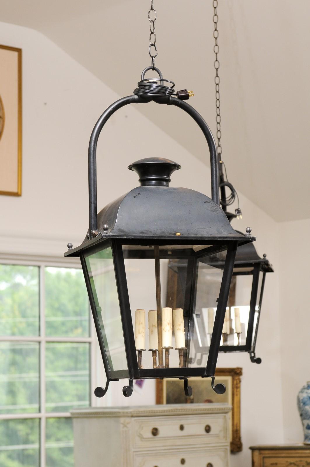 Français Lanternes à quatre lumières en fer noir du XXe siècle avec panneaux de verre, vendues chacune
