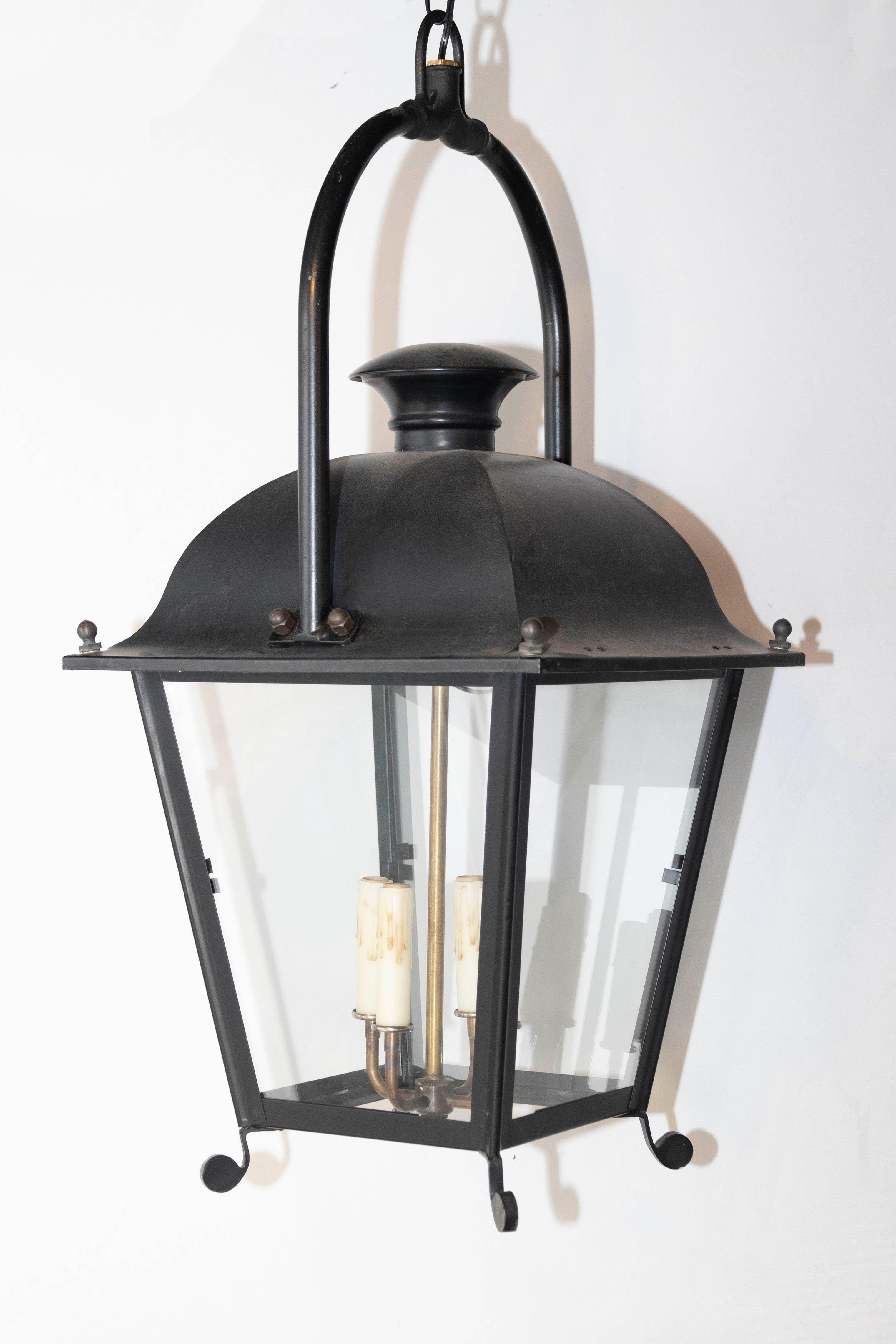 Francese Lanterne a quattro luci in ferro nero del XX secolo con pannelli di vetro, vendute singolarmente in vendita