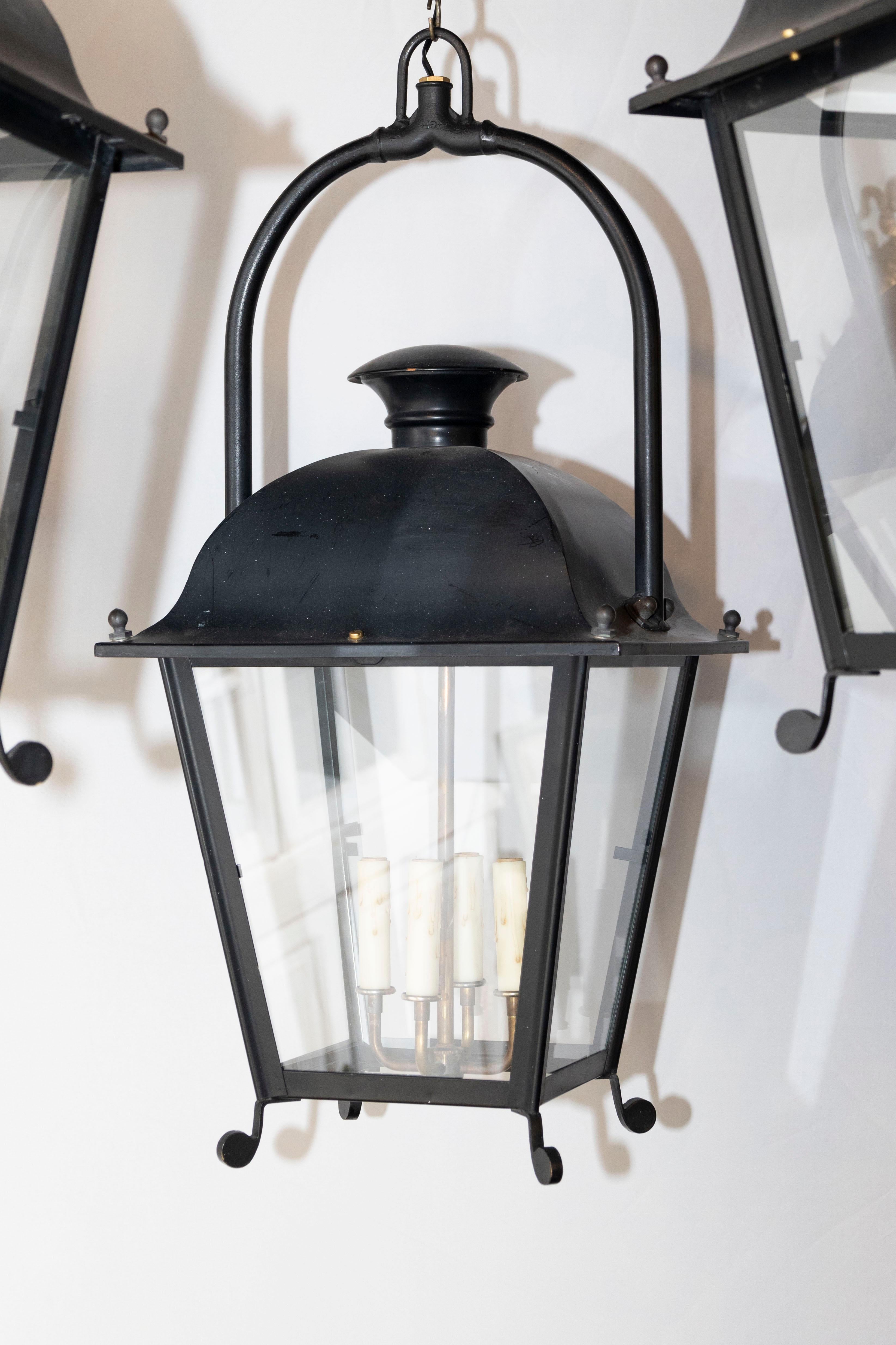 Vetro Lanterne a quattro luci in ferro nero del XX secolo con pannelli di vetro, vendute singolarmente in vendita