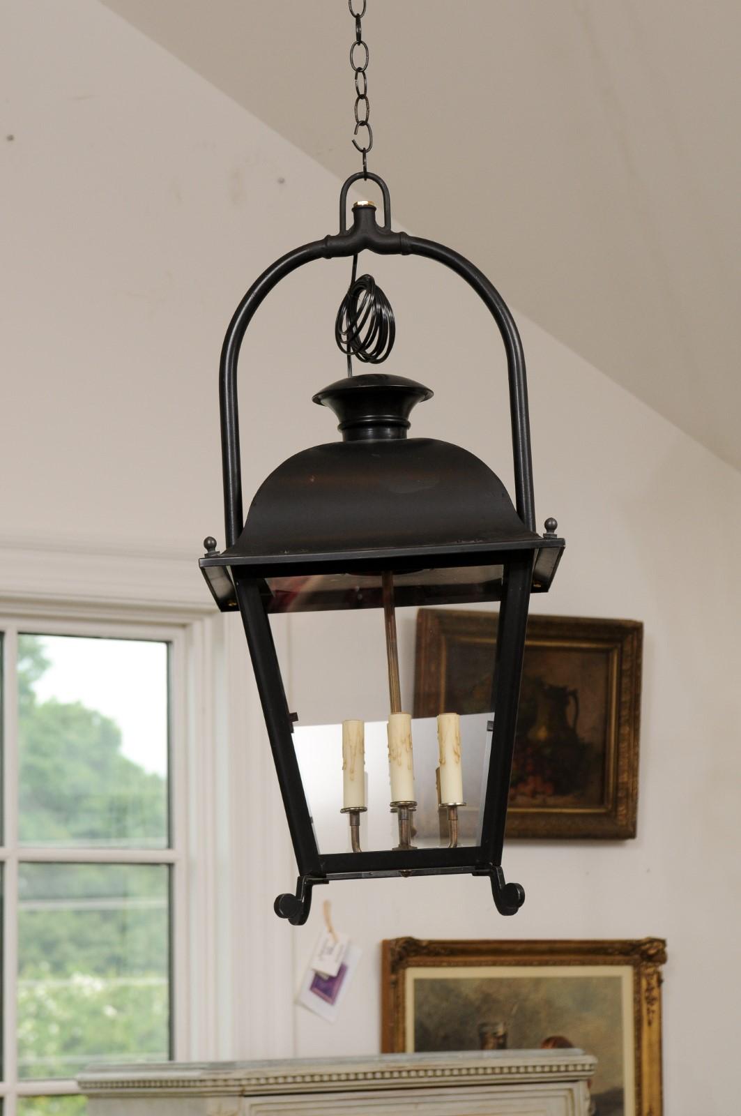 Lanternes à quatre lumières en fer noir du XXe siècle avec panneaux de verre, vendues chacune 1