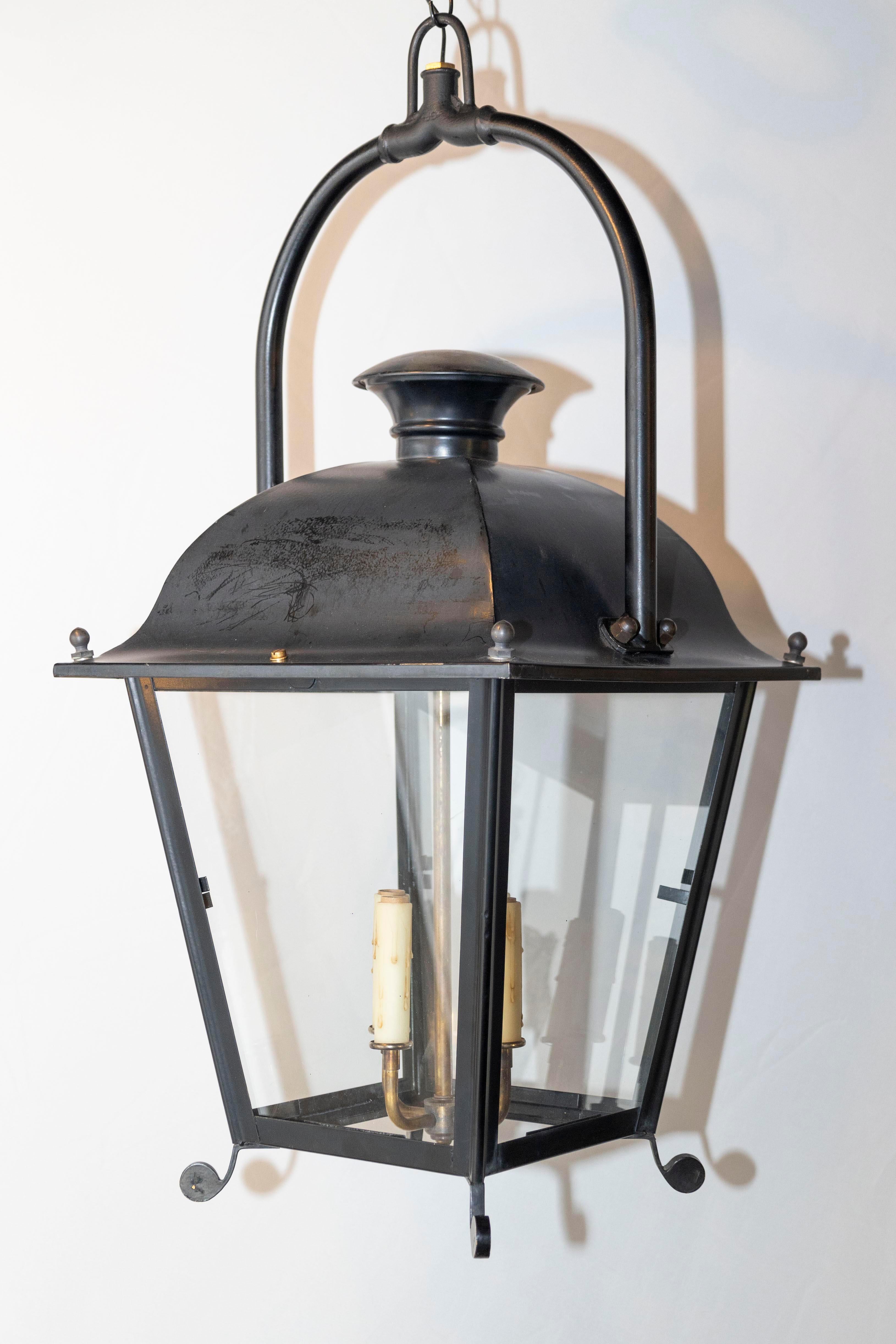 Lanterne a quattro luci in ferro nero del XX secolo con pannelli di vetro, vendute singolarmente in vendita 2