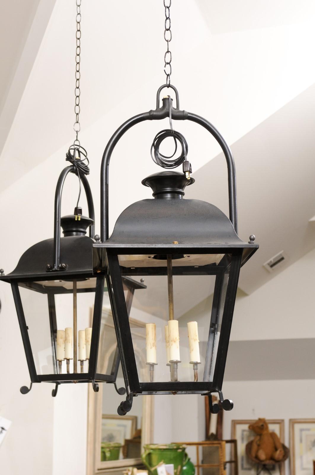 Lanternes à quatre lumières en fer noir du XXe siècle avec panneaux de verre, vendues chacune 3