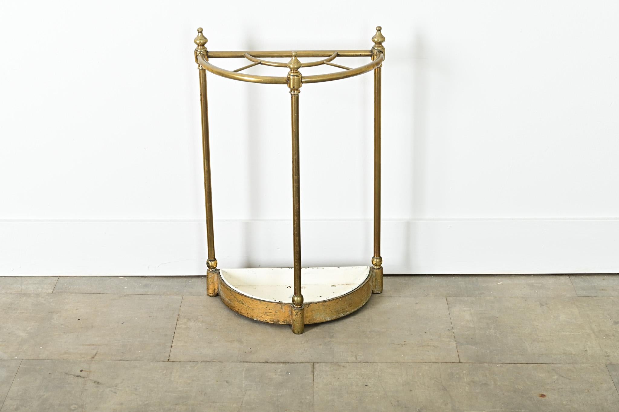 Charmant porte-parapluie et porte-canne en laiton français, datant d'environ 1920, de forme gracieuse et démilitarisée. Il convient parfaitement à une entrée ou à un foyer. Trois fleurons au sommet sont disposés autour du cadre divisé en quatre