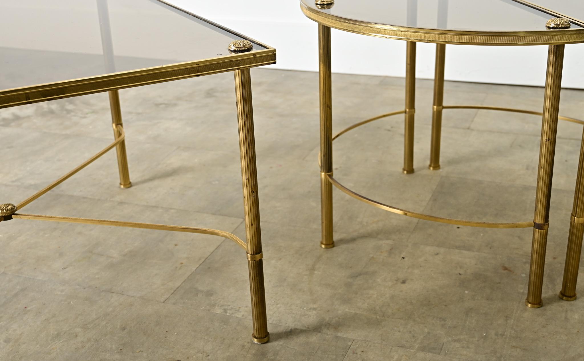 Ensemble de tables à cocktail en laiton et verre du 20e siècle français 4