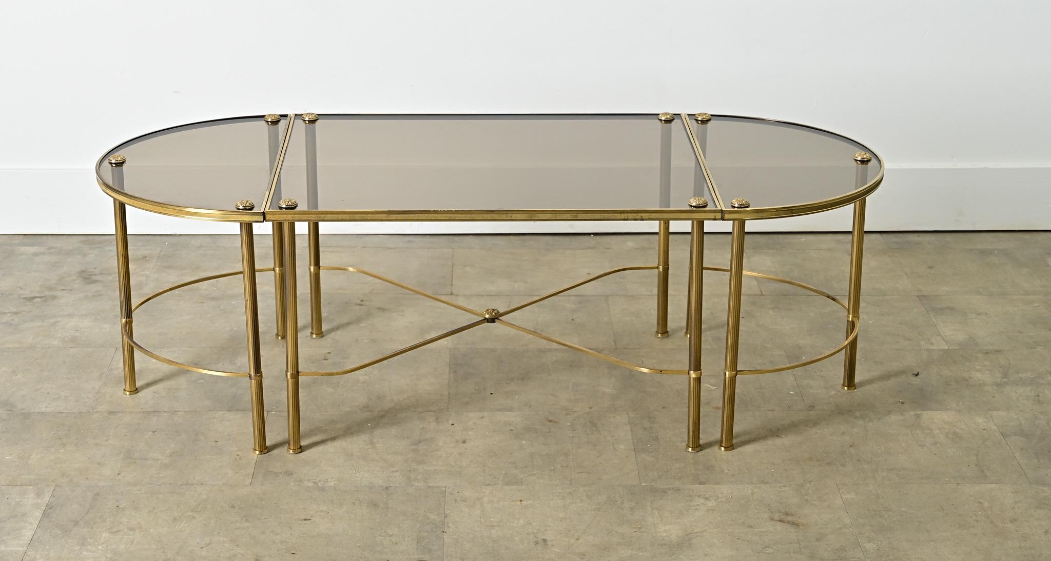 Un fabuleux ensemble de tables à cocktail en laiton et en verre provenant de France, milieu du 20e siècle, dans le style emblématique de la Maison Jansen, apportant le raffinement néoclassique et le glamour de la Régence hollywoodienne à la maison