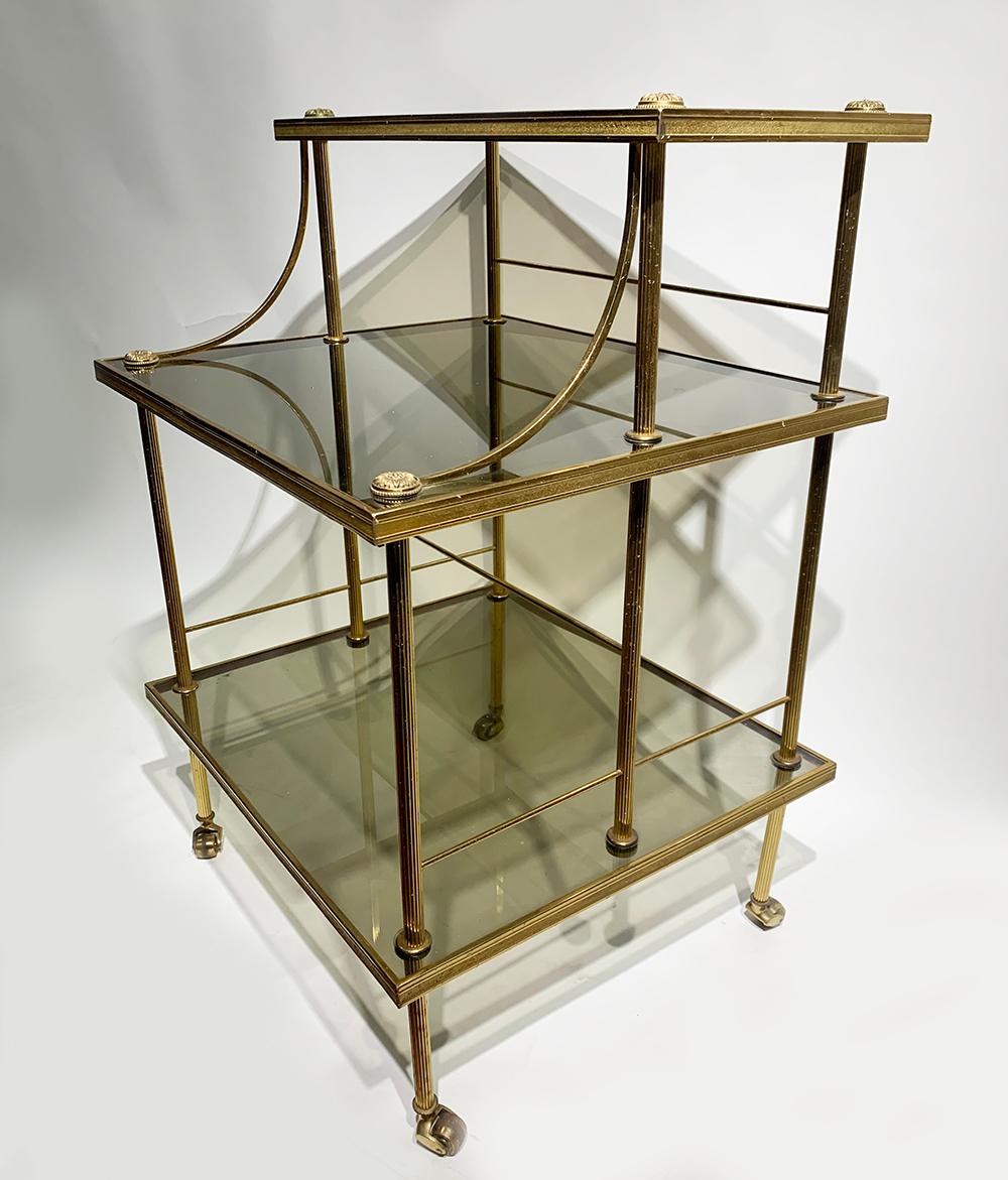 Superbe chariot en laiton du milieu du siècle, avec chariot de service à trois niveaux en verre fumé et pieds cannelés.
Fabriqué en France, vers 1960-1970.
 