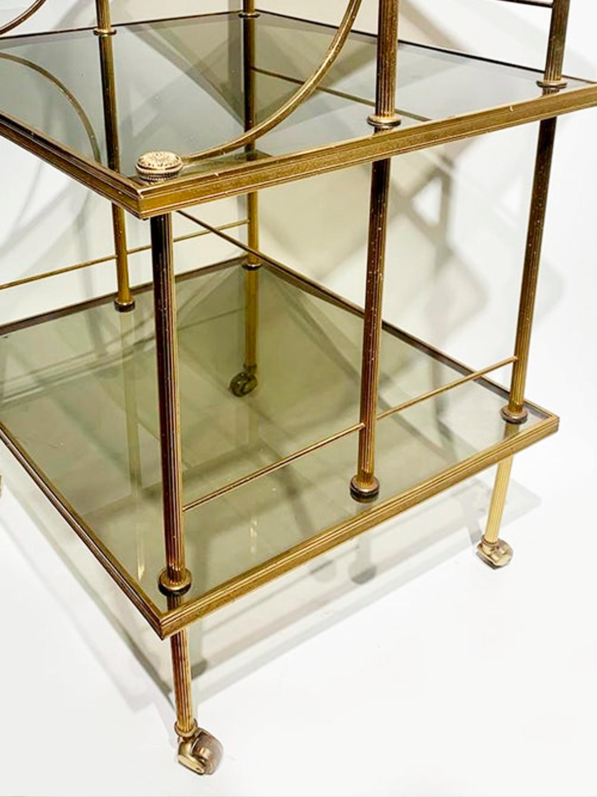 Français Chariot français du 20ème siècle pour boissons en laiton et verre, vers 1970 en vente