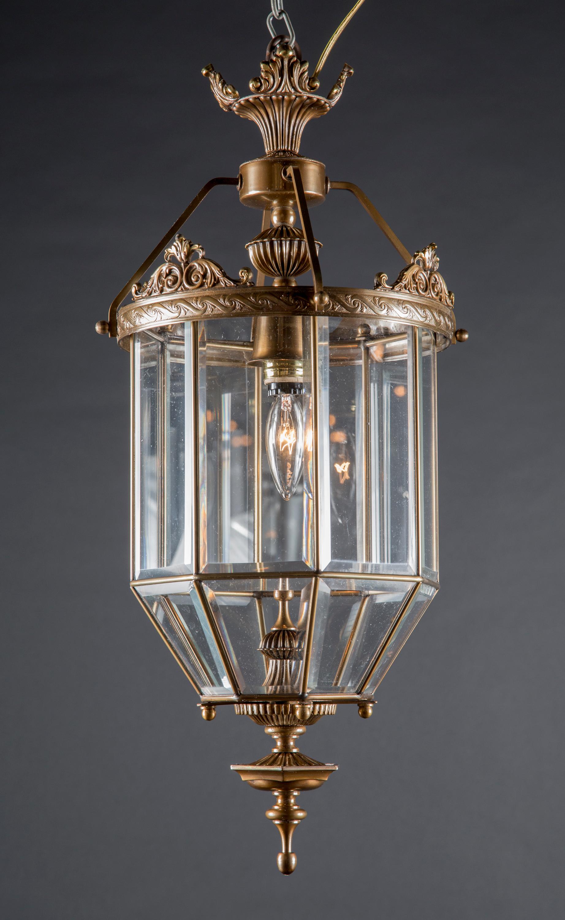 Este hermoso farol francés es de bronce y data del siglo XX. La pieza presenta fantásticos cristales biselados en toda su superficie. El trabajo en bronce es detallado y abundante, nótese la corona, el trabajo de dibujo en el anillo superior, los