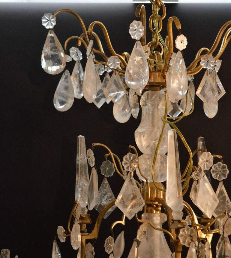 Lampadario a nove luci in cristallo di rocca in bronzo dell'inizio del XX secolo. Il centro del lampadario è interamente in cristallo di rocca e ornato da splendidi pendenti in cristallo di rocca.