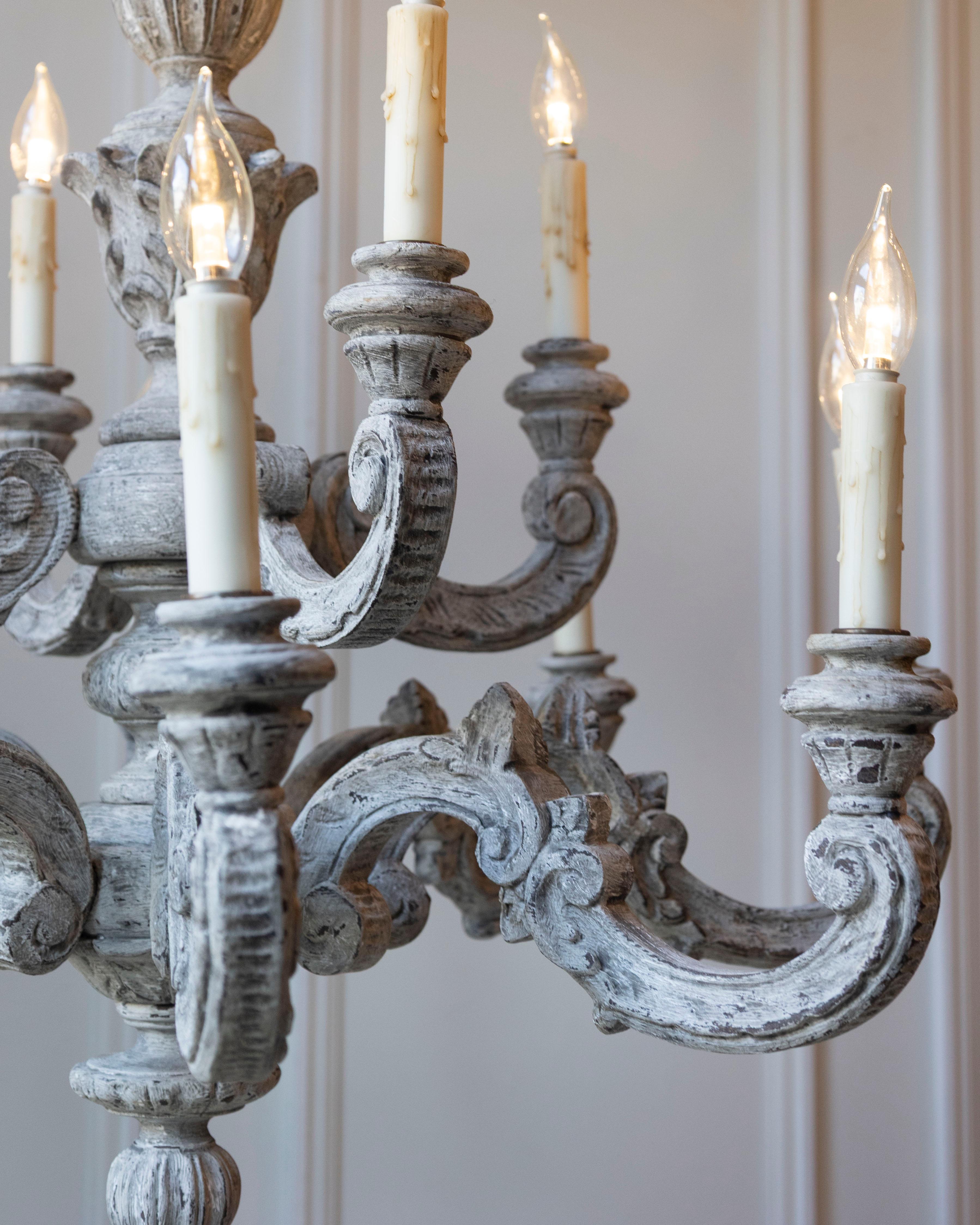 Lampadario a dodici luci in legno intagliato e dipinto francese del XX secolo in vendita 4