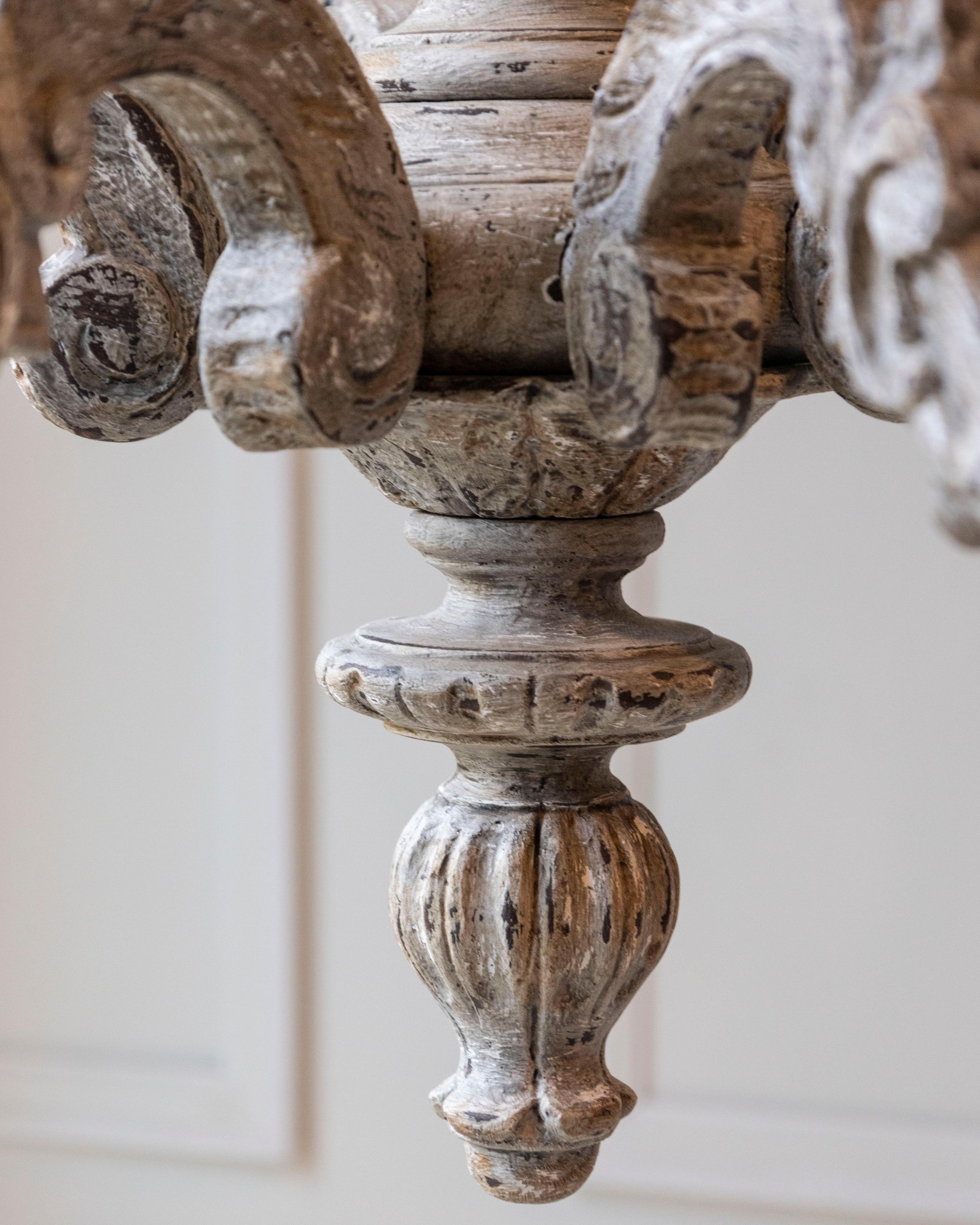 Lampadario a dodici luci in legno intagliato e dipinto francese del XX secolo in vendita 4