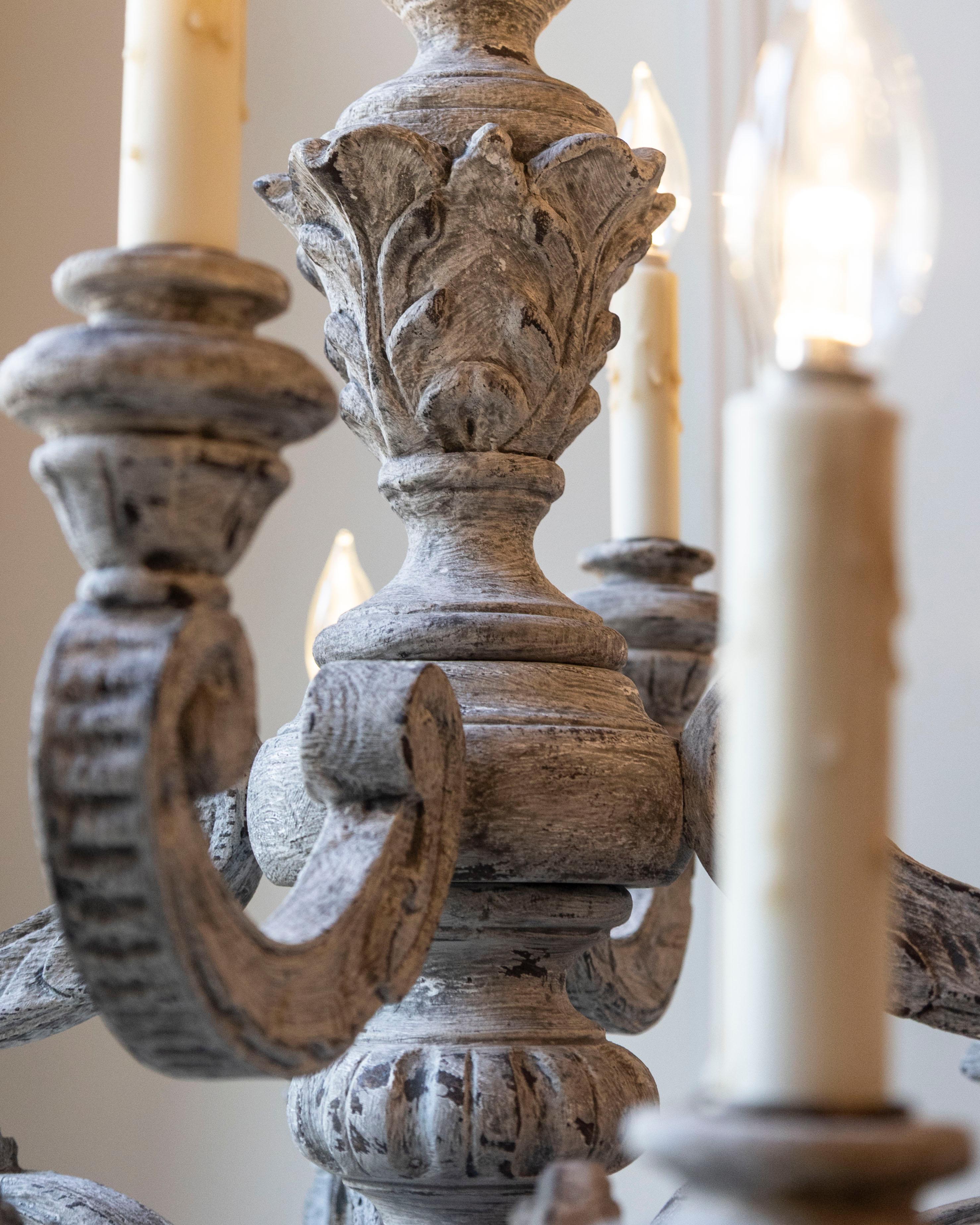 Lampadario a dodici luci in legno intagliato e dipinto francese del XX secolo in vendita 5