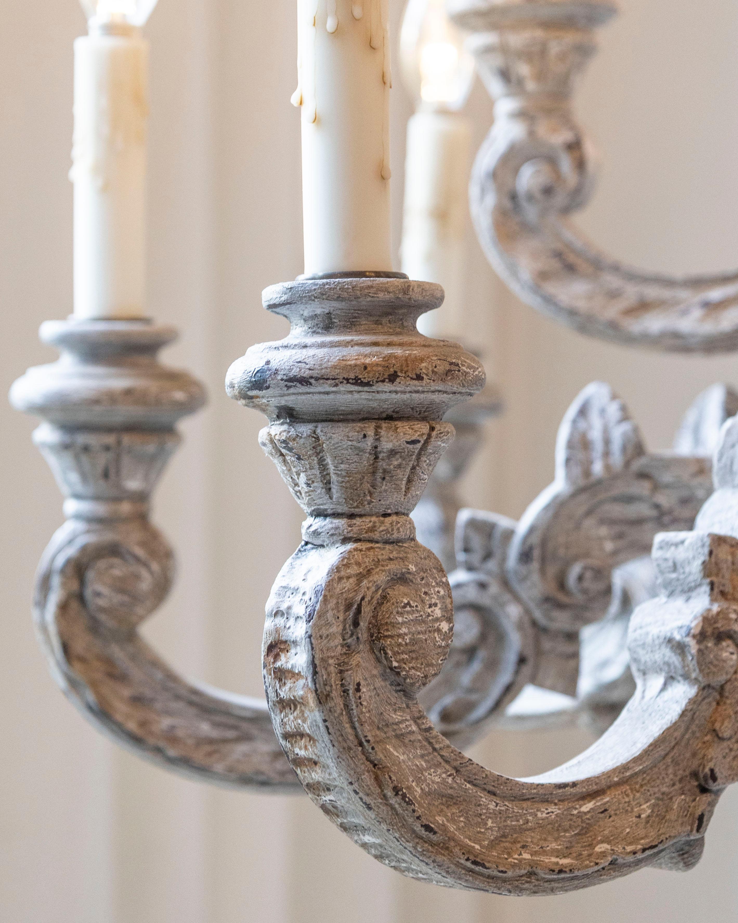 Lampadario a dodici luci in legno intagliato e dipinto francese del XX secolo in vendita 5