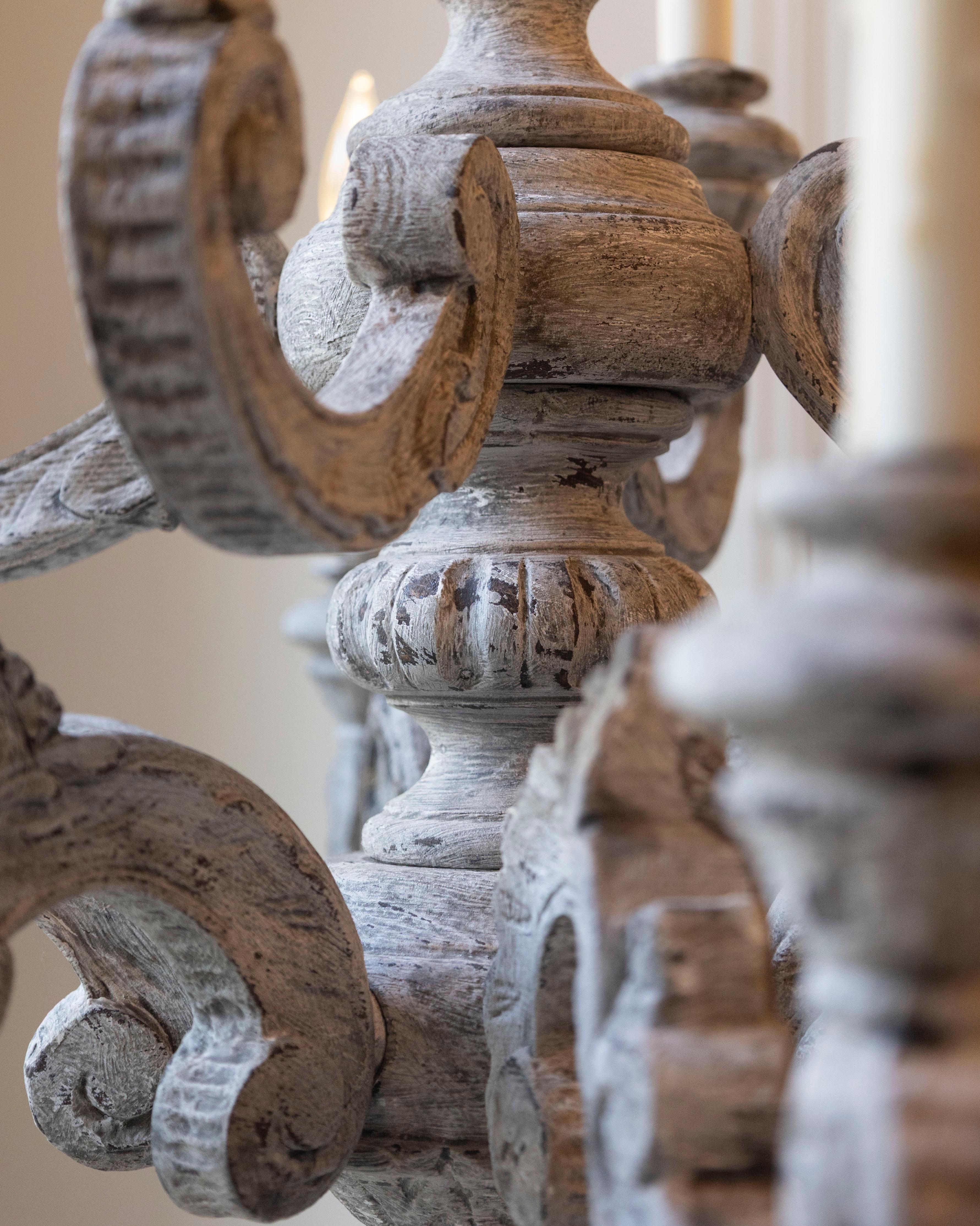 Lampadario a dodici luci in legno intagliato e dipinto francese del XX secolo in vendita 6