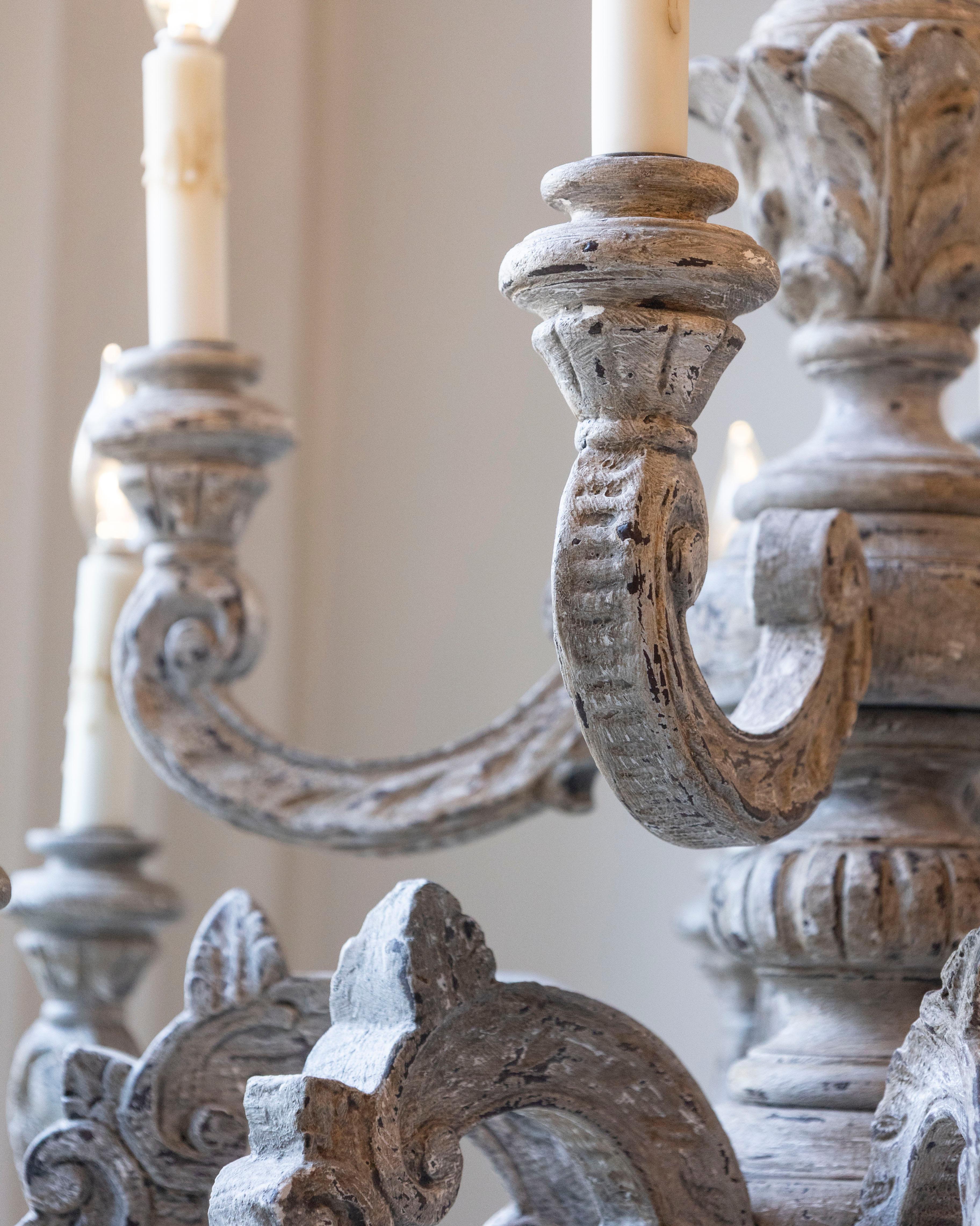 Lampadario a dodici luci in legno intagliato e dipinto francese del XX secolo in vendita 6
