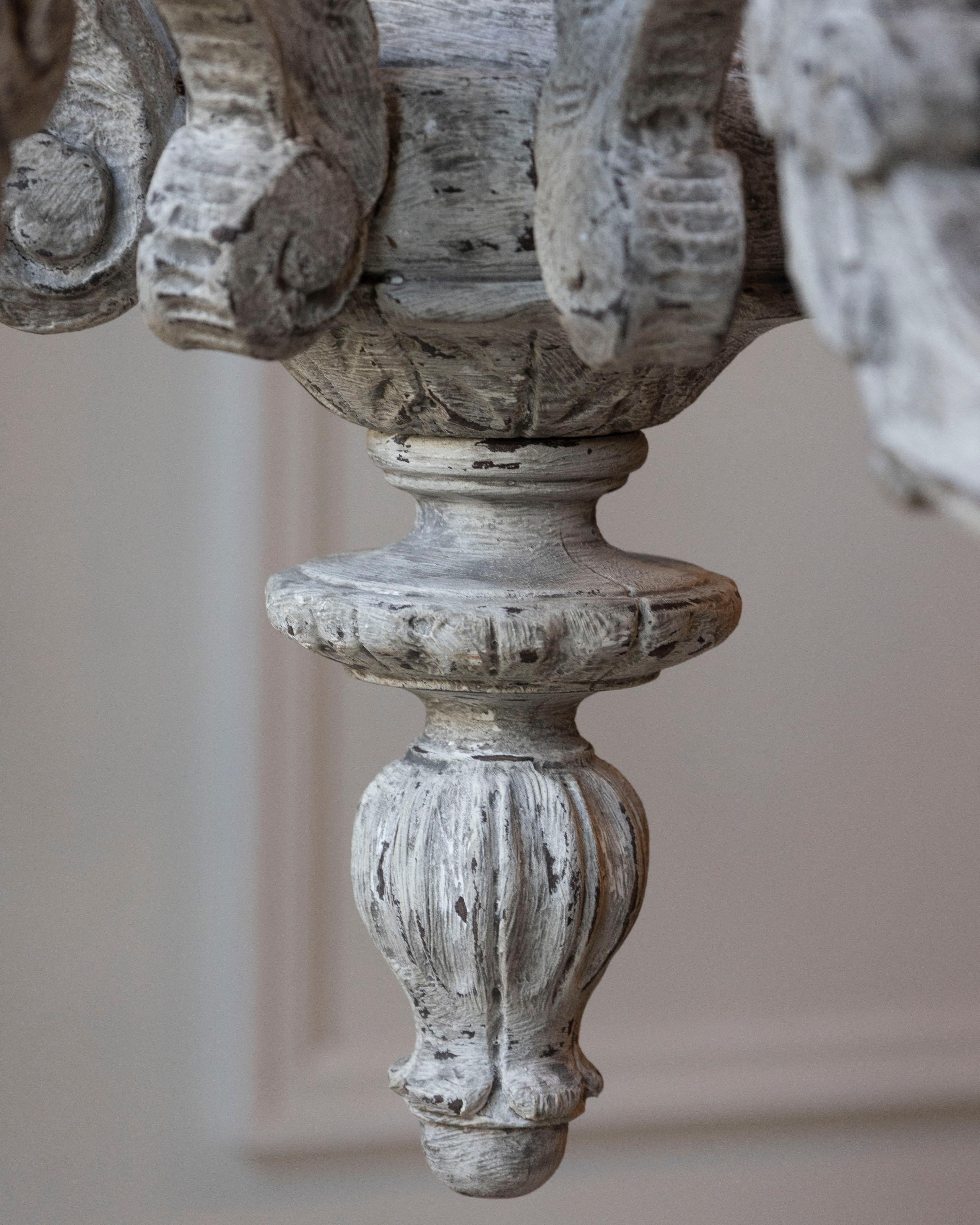 Lampadario a dodici luci in legno intagliato e dipinto francese del XX secolo in vendita 7