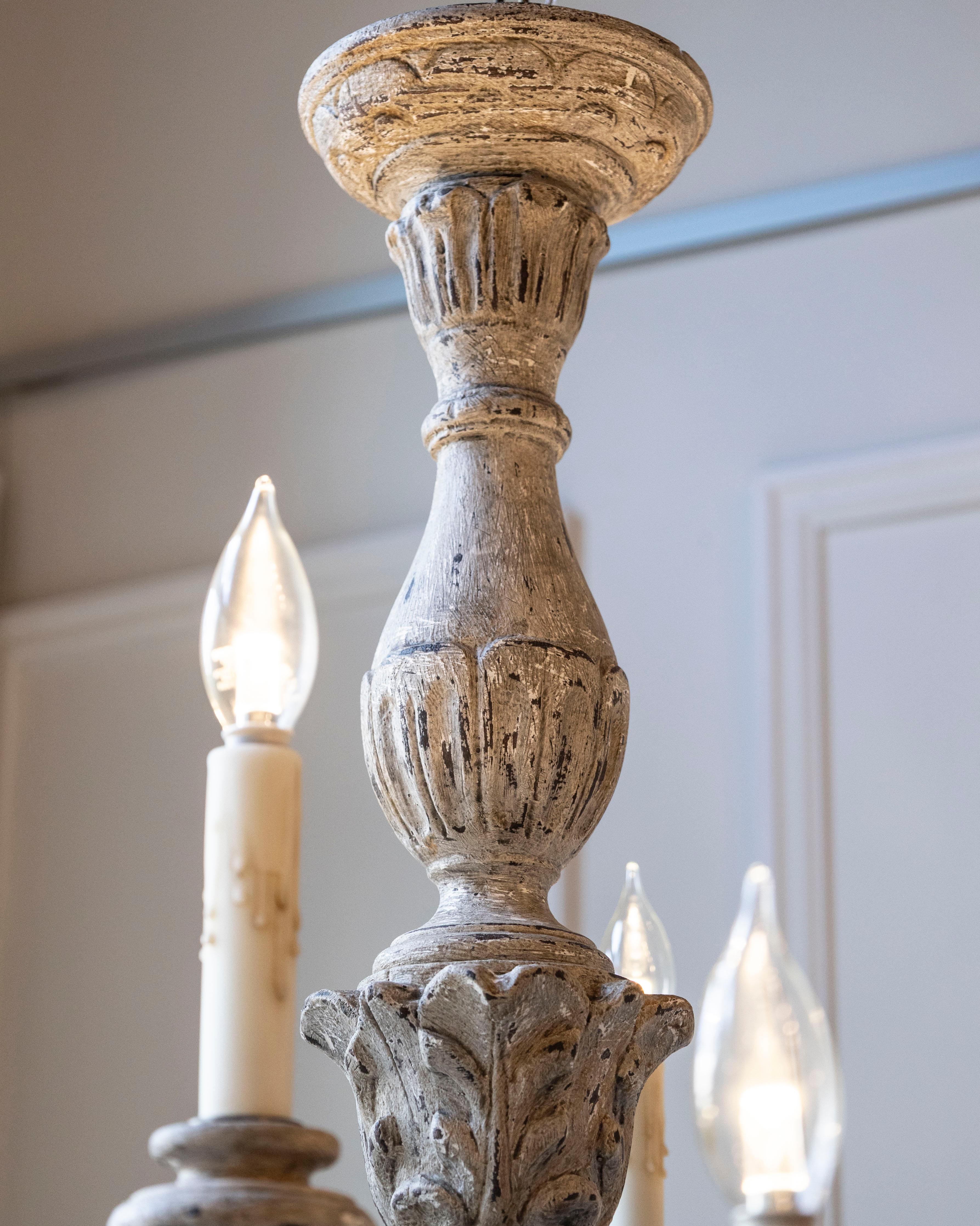 Lampadario a dodici luci in legno intagliato e dipinto francese del XX secolo in vendita 7