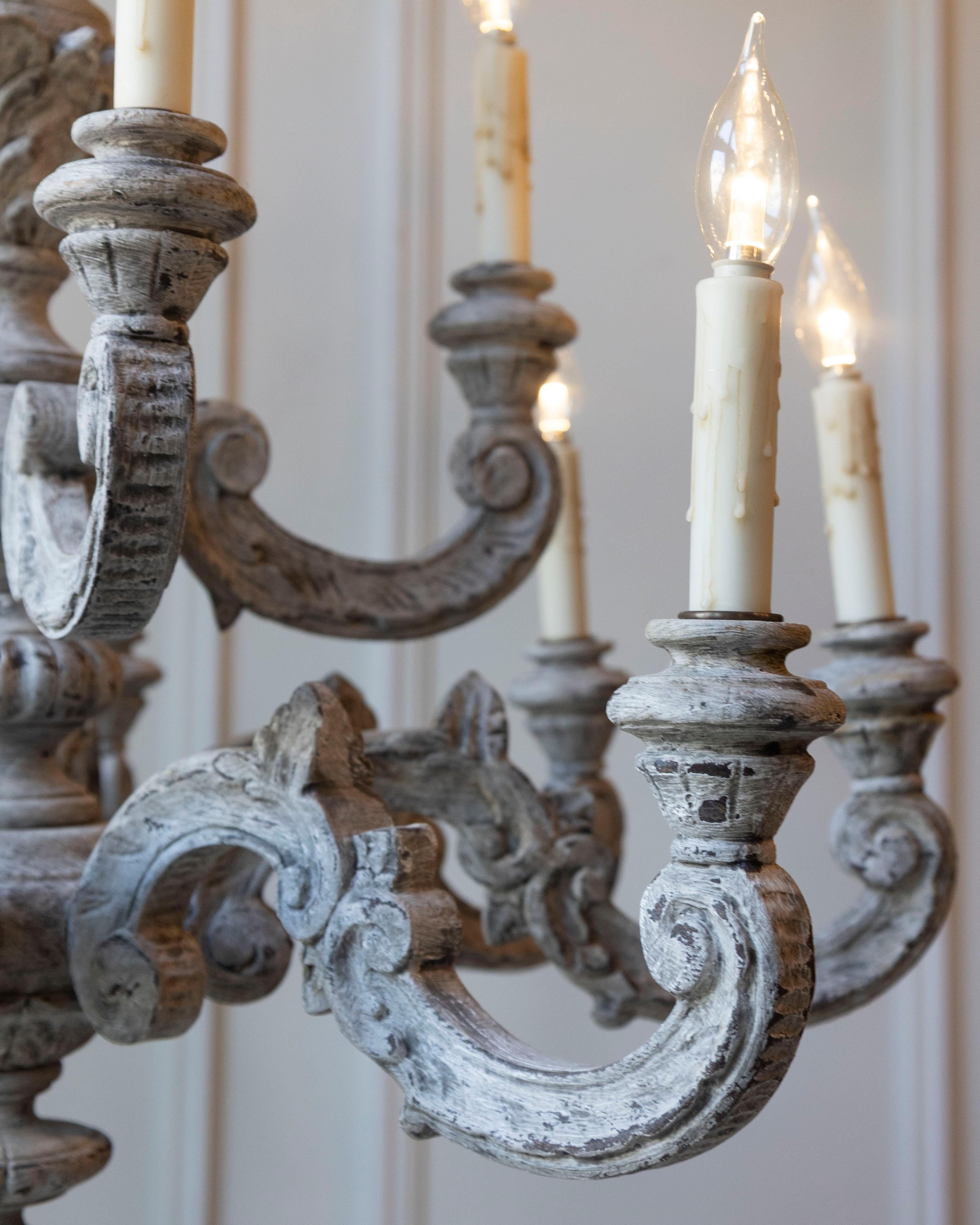 Lampadario a dodici luci in legno intagliato e dipinto francese del XX secolo in vendita 8