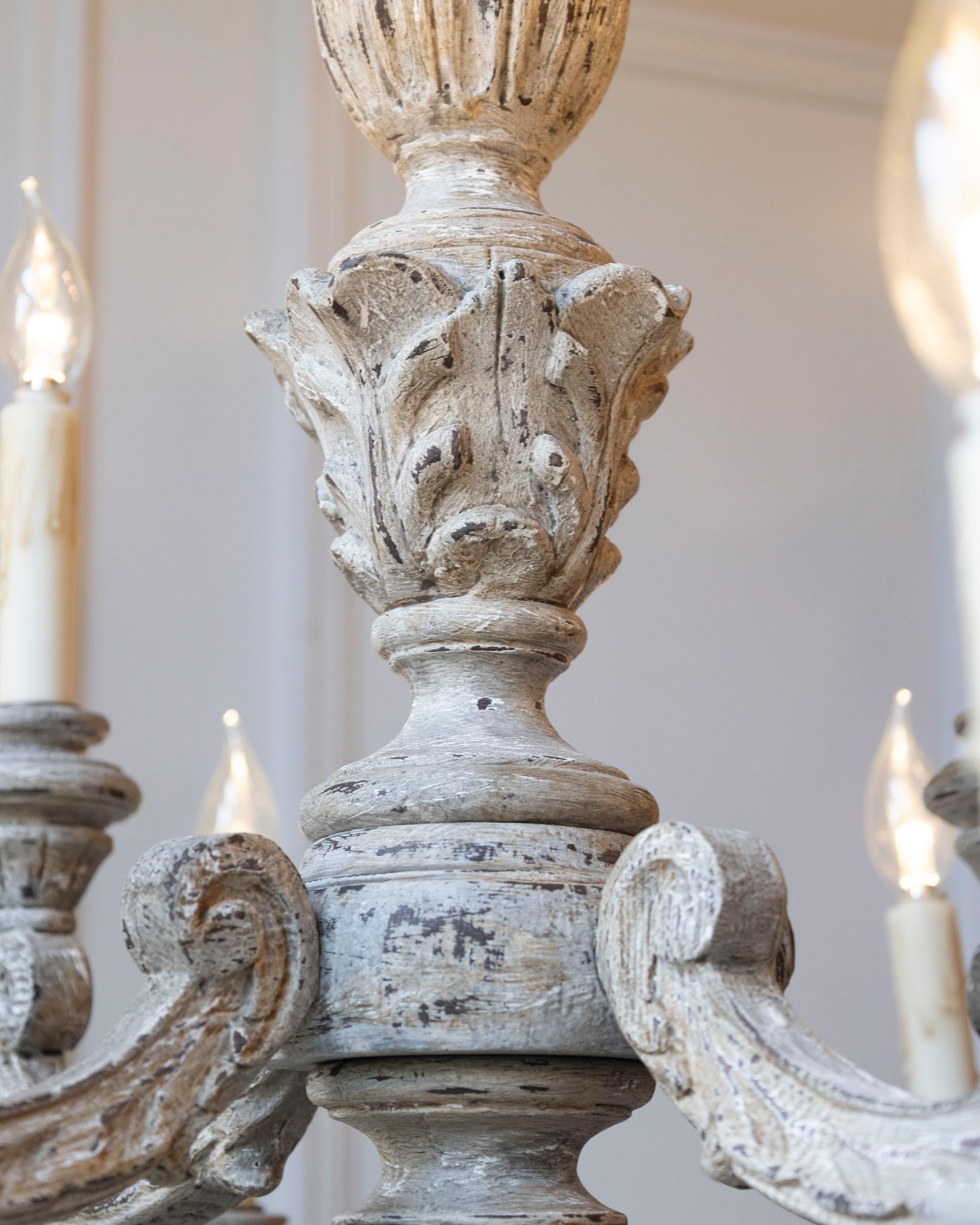 Lampadario a dodici luci in legno intagliato e dipinto francese del XX secolo in vendita 8