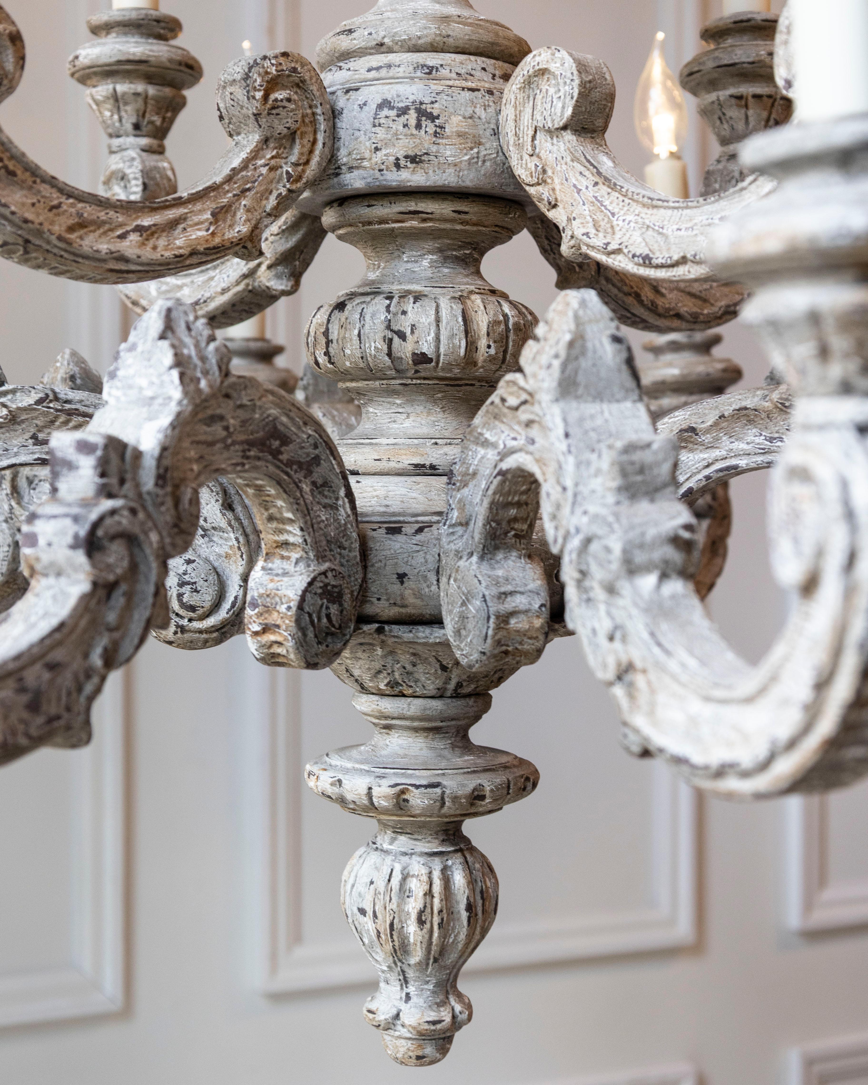 Lampadario a dodici luci in legno intagliato e dipinto francese del XX secolo in vendita 9