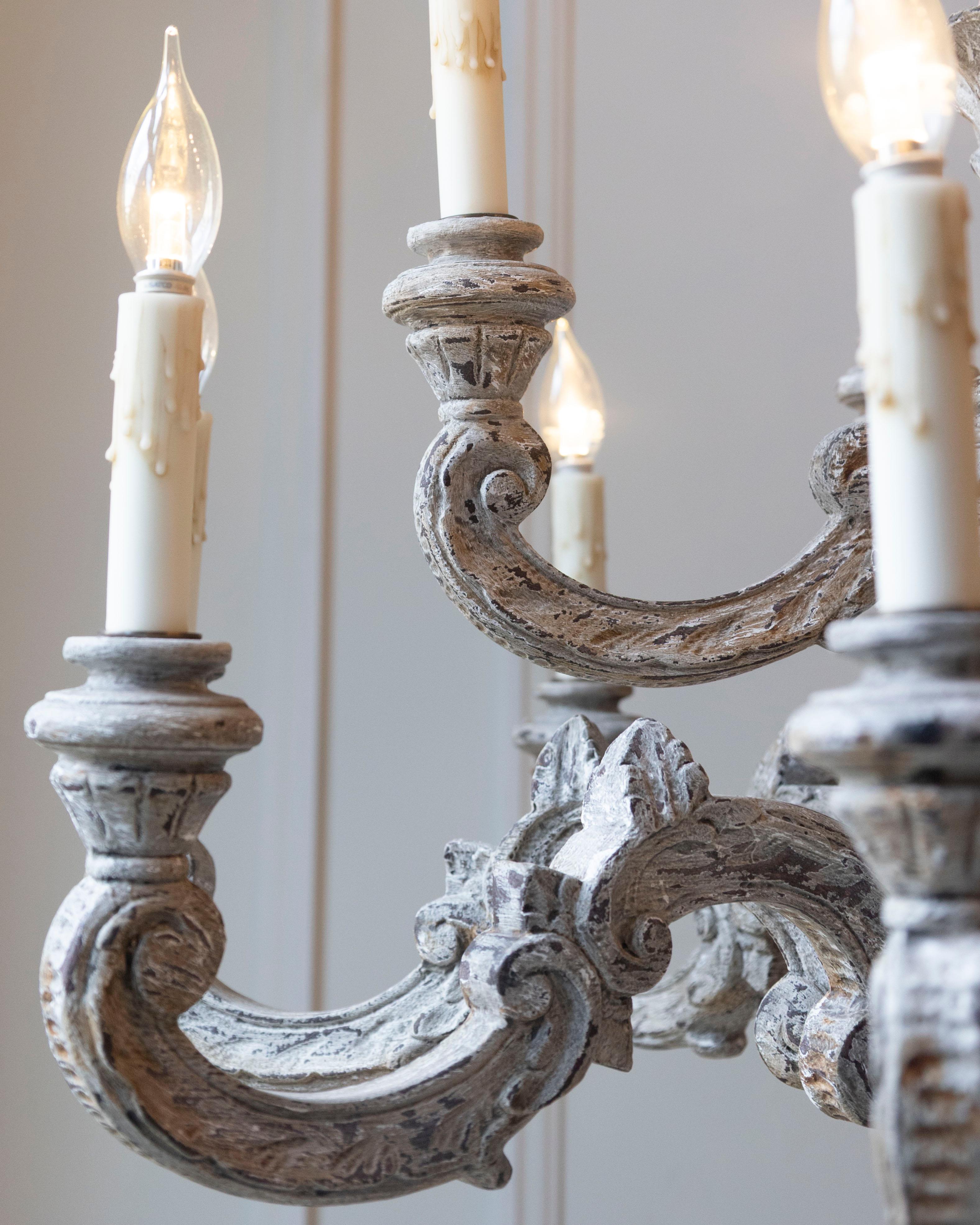 Lampadario a dodici luci in legno intagliato e dipinto francese del XX secolo in vendita 10