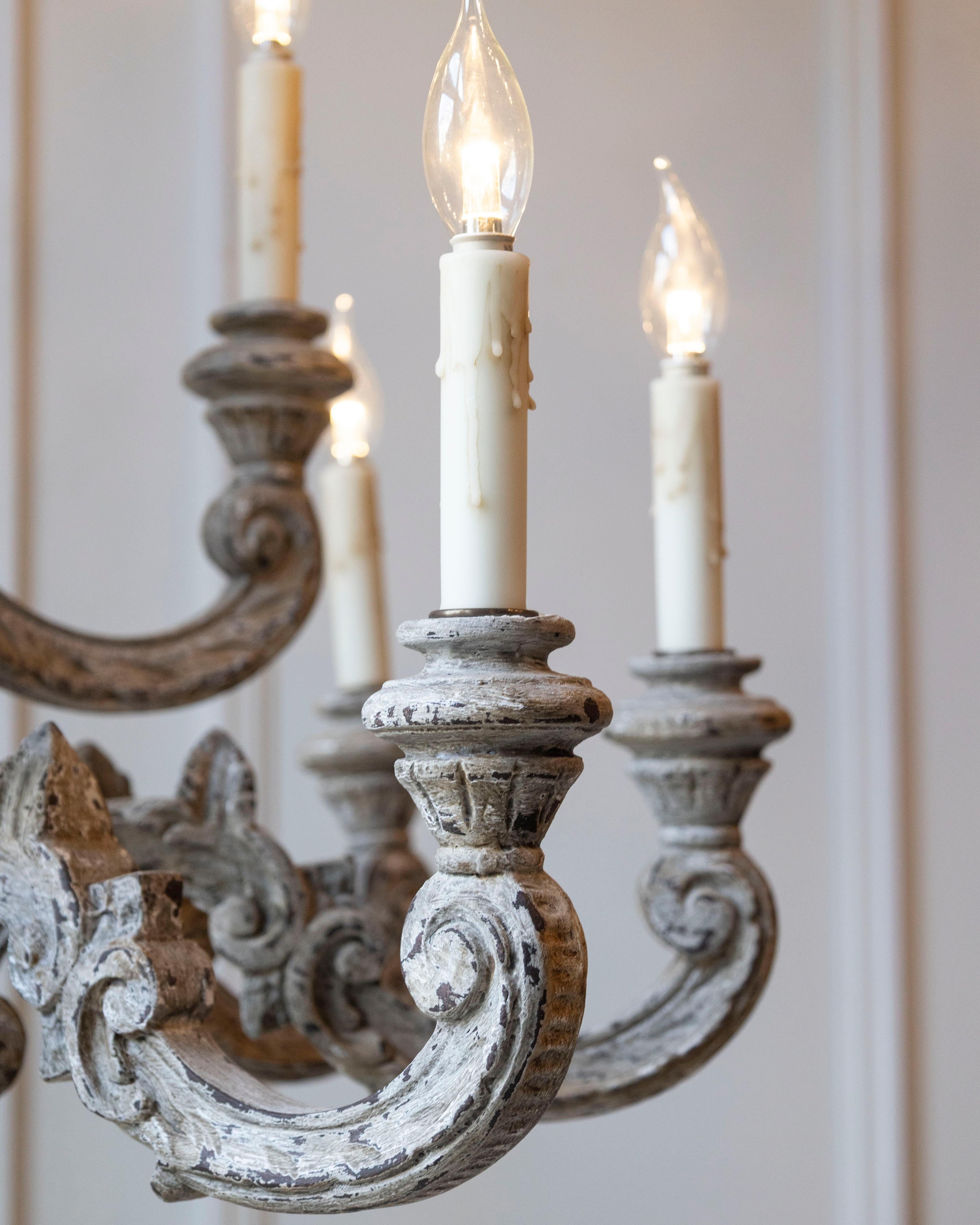 Lampadario a dodici luci in legno intagliato e dipinto francese del XX secolo in vendita 10