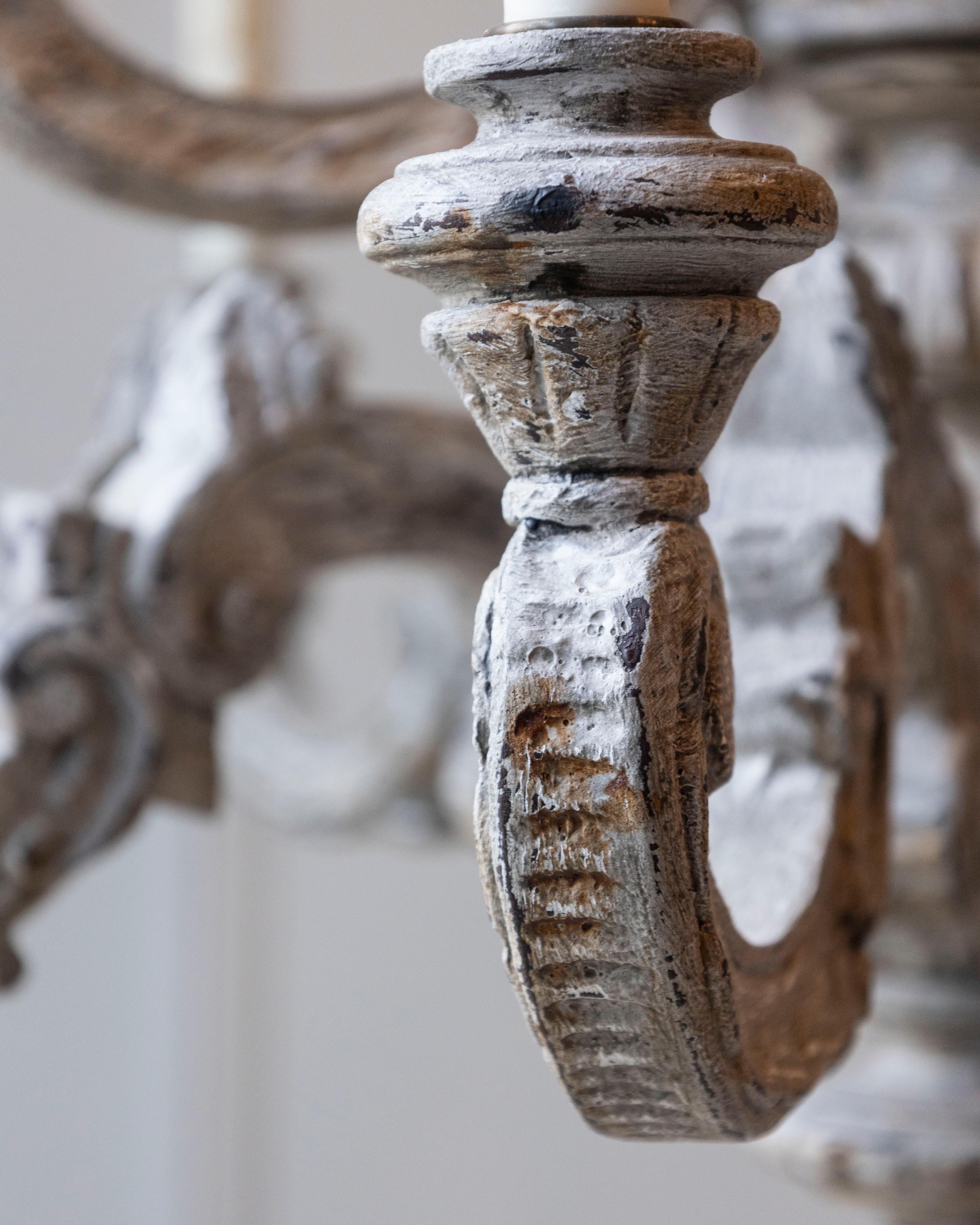 Lampadario a dodici luci in legno intagliato e dipinto francese del XX secolo in vendita 11