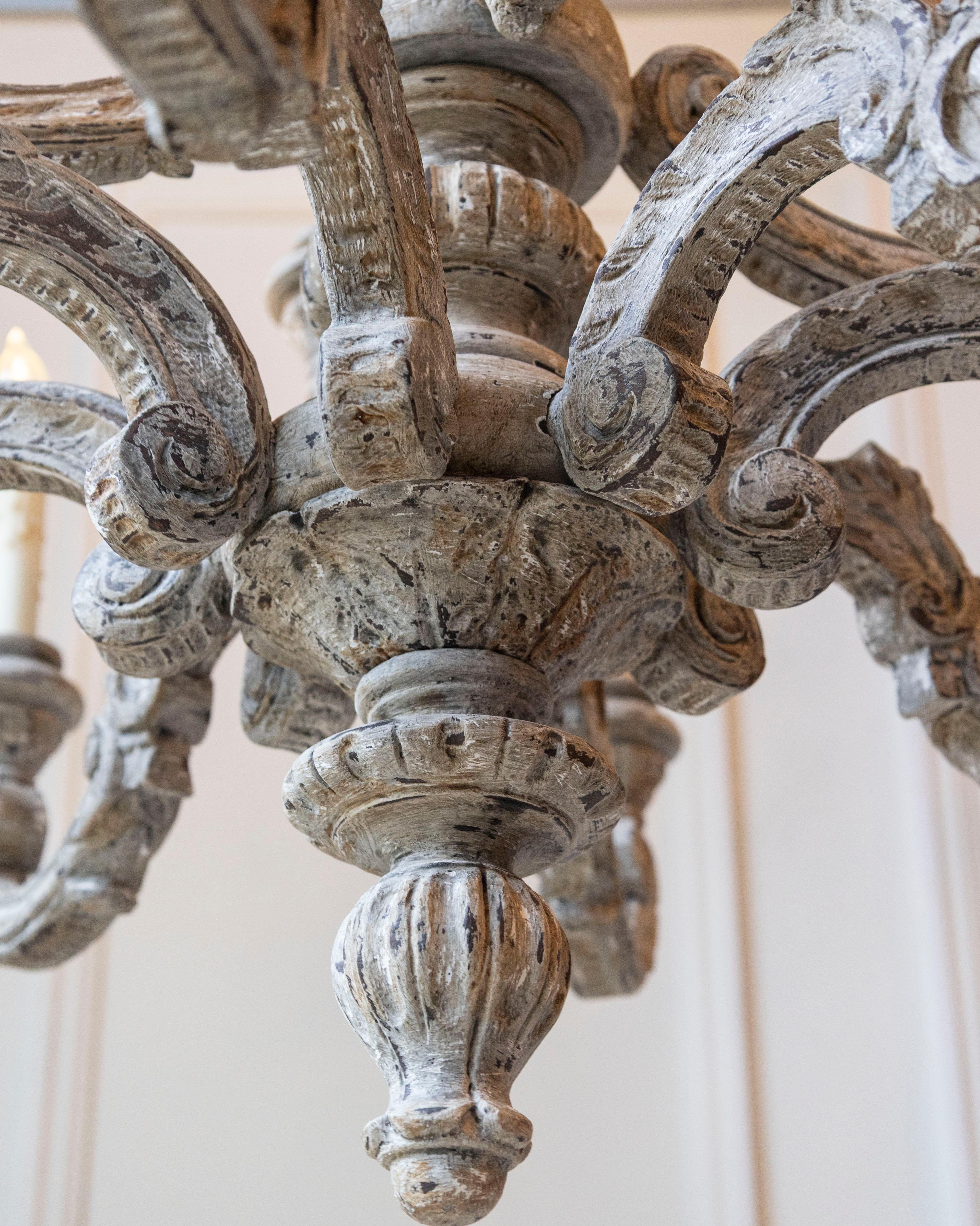 Lampadario a dodici luci in legno intagliato e dipinto francese del XX secolo in vendita 11