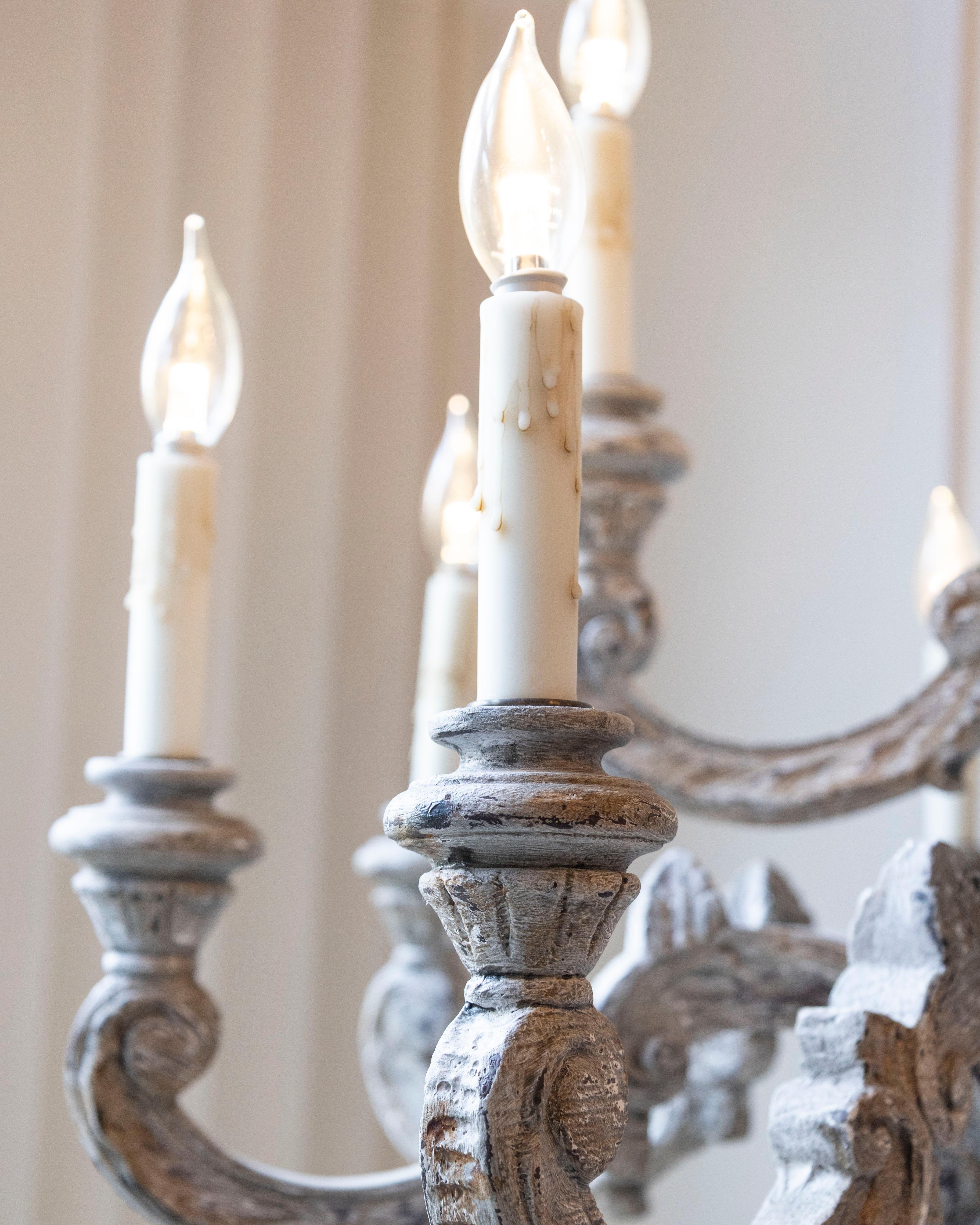Lampadario a dodici luci in legno intagliato e dipinto francese del XX secolo in vendita 12