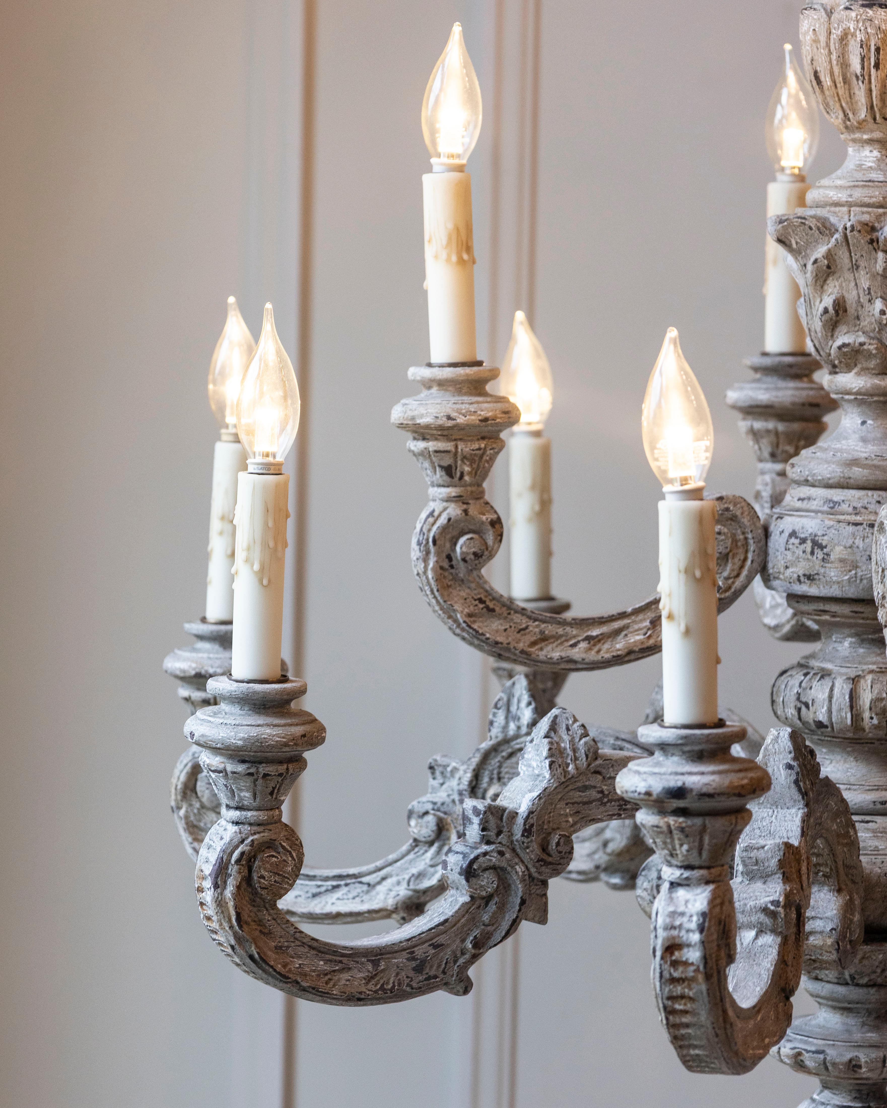 Lampadario a dodici luci in legno intagliato e dipinto francese del XX secolo in vendita 12
