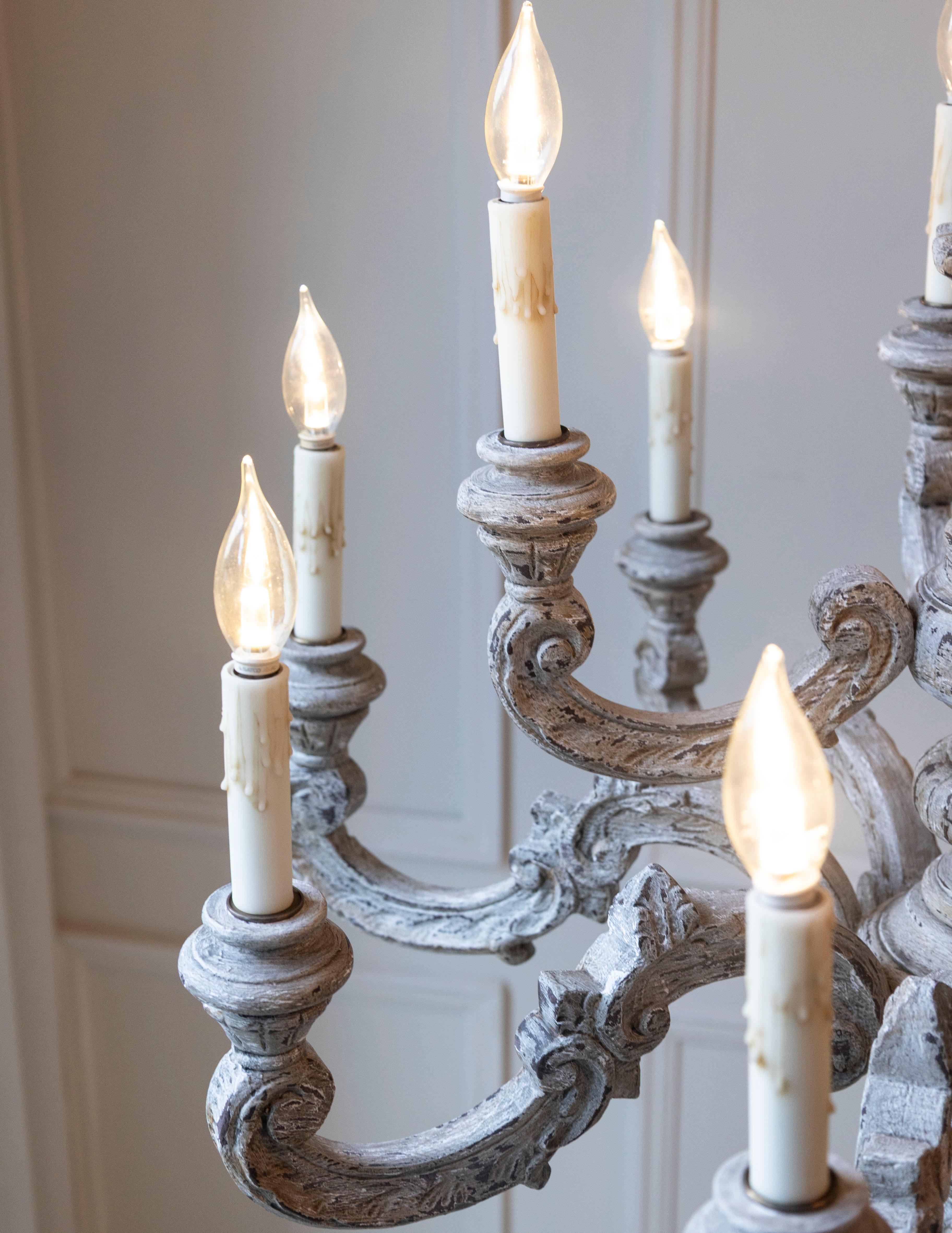 Lampadario a dodici luci in legno intagliato e dipinto francese del XX secolo in vendita 13