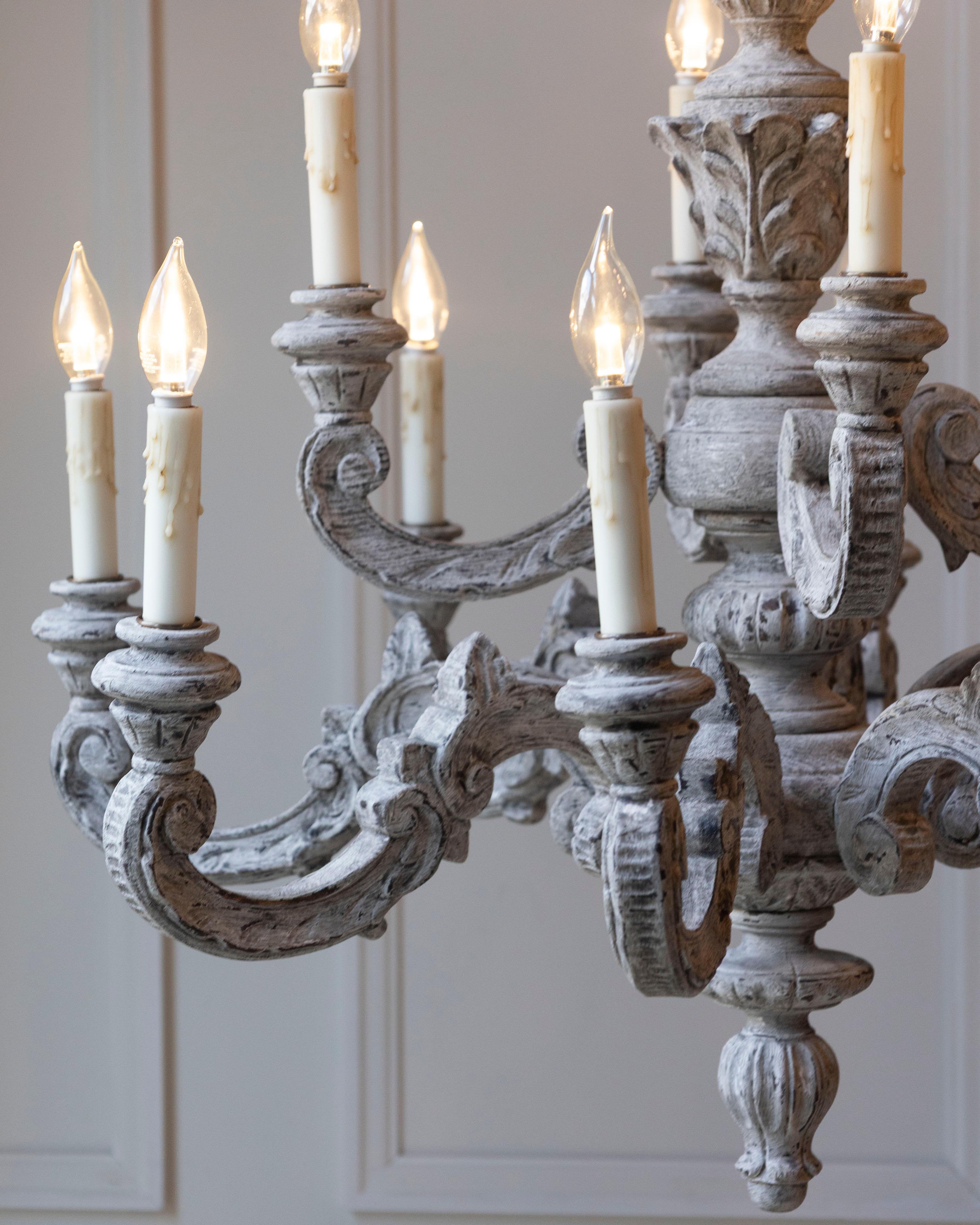 Francese Lampadario a dodici luci in legno intagliato e dipinto francese del XX secolo in vendita