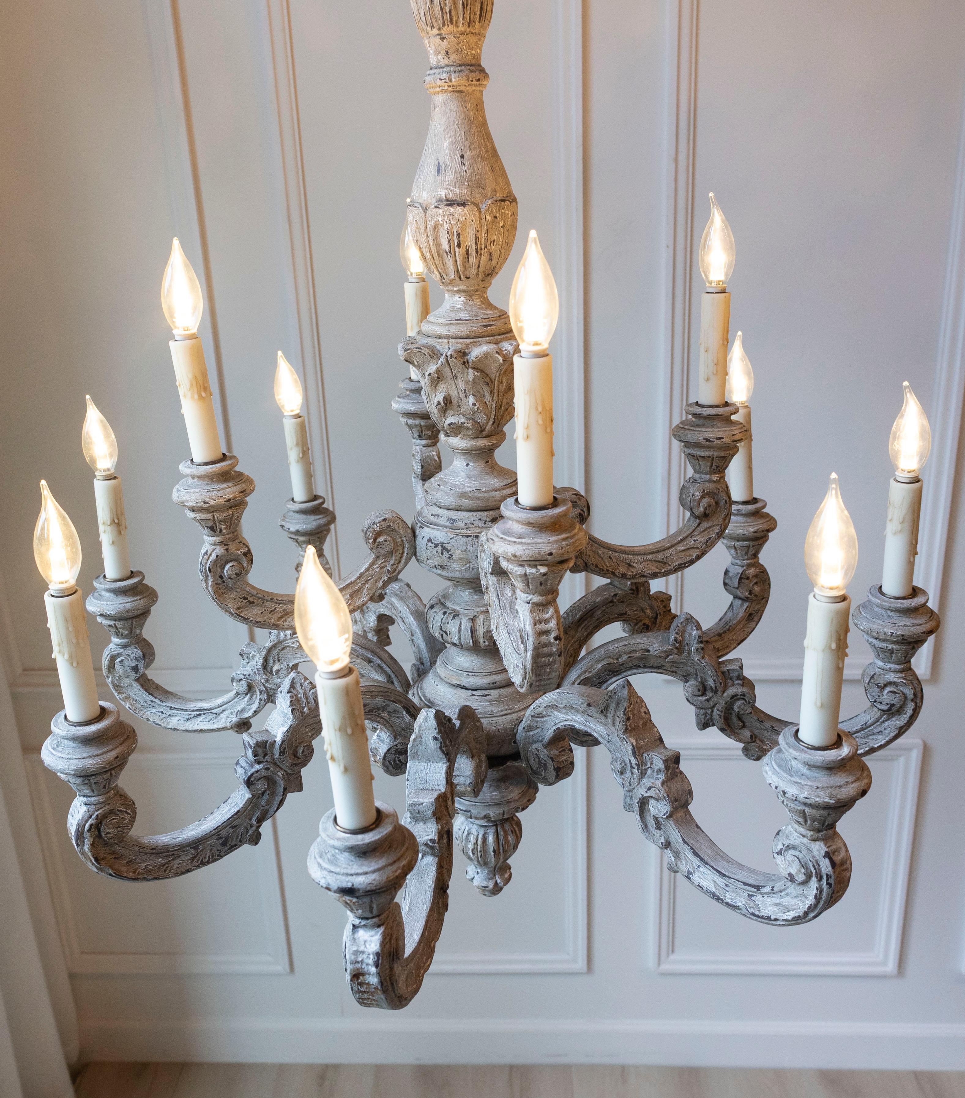 Francese Lampadario a dodici luci in legno intagliato e dipinto francese del XX secolo in vendita