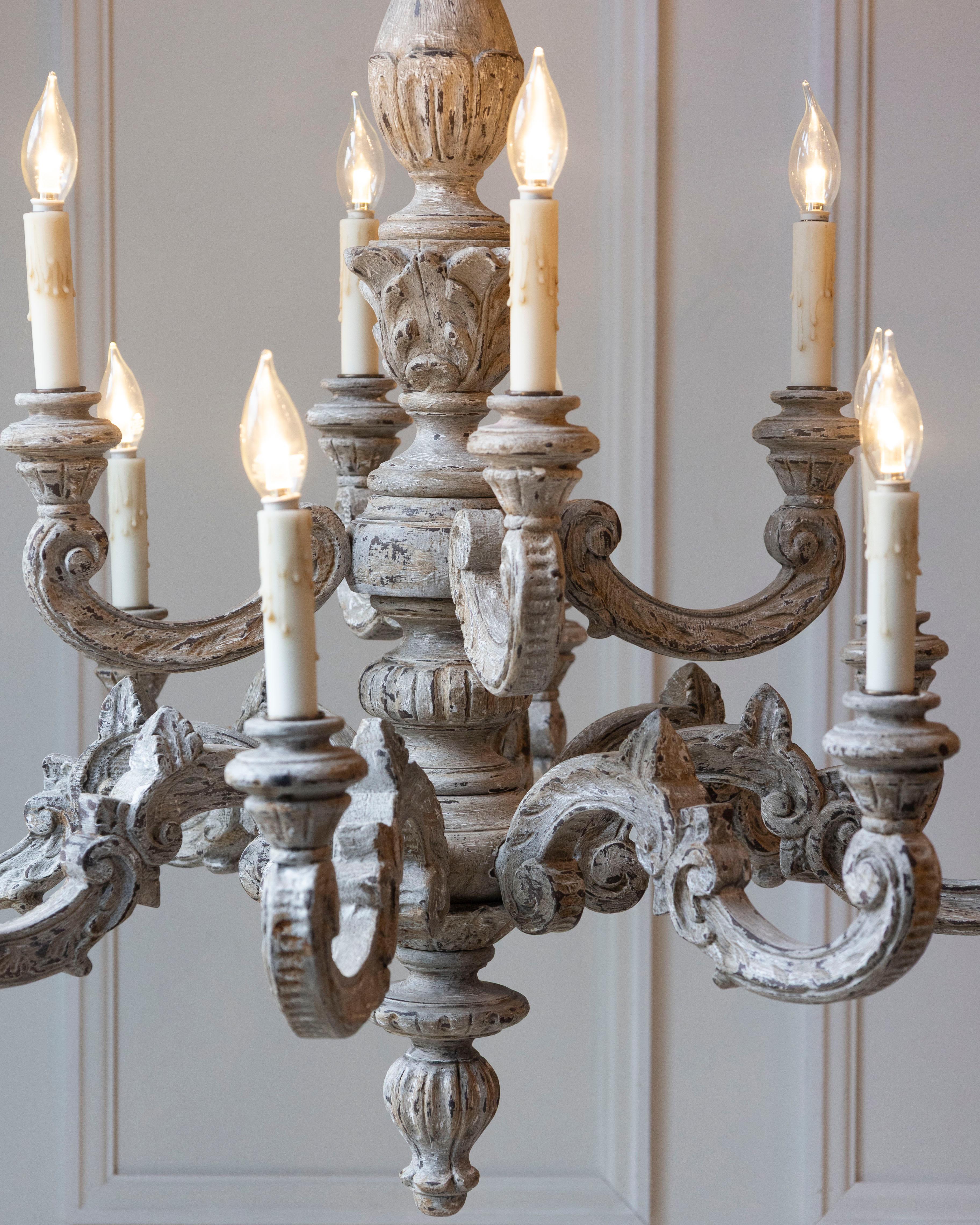 Intagliato Lampadario a dodici luci in legno intagliato e dipinto francese del XX secolo in vendita