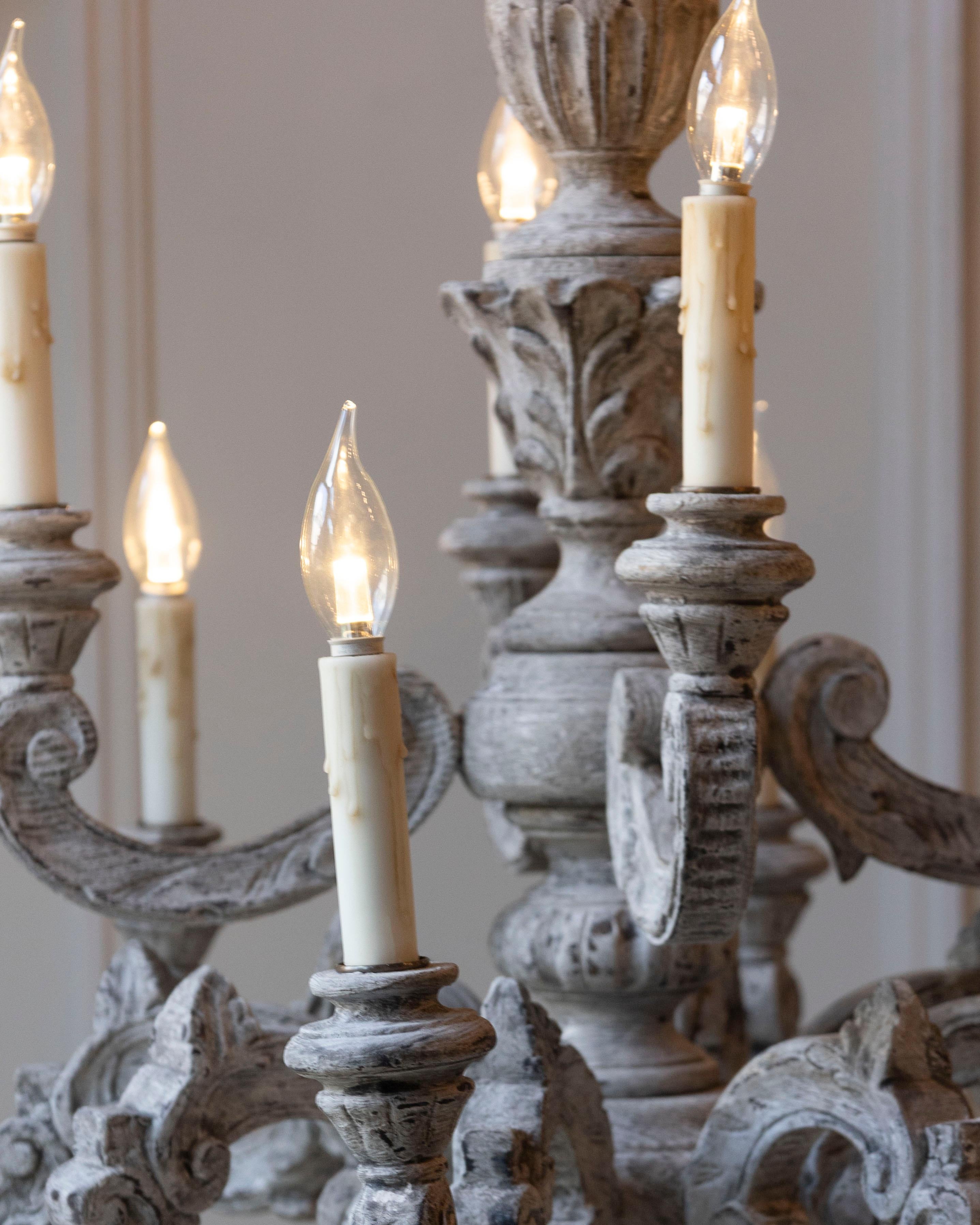 Lampadario a dodici luci in legno intagliato e dipinto francese del XX secolo In condizioni buone in vendita a Atlanta, GA