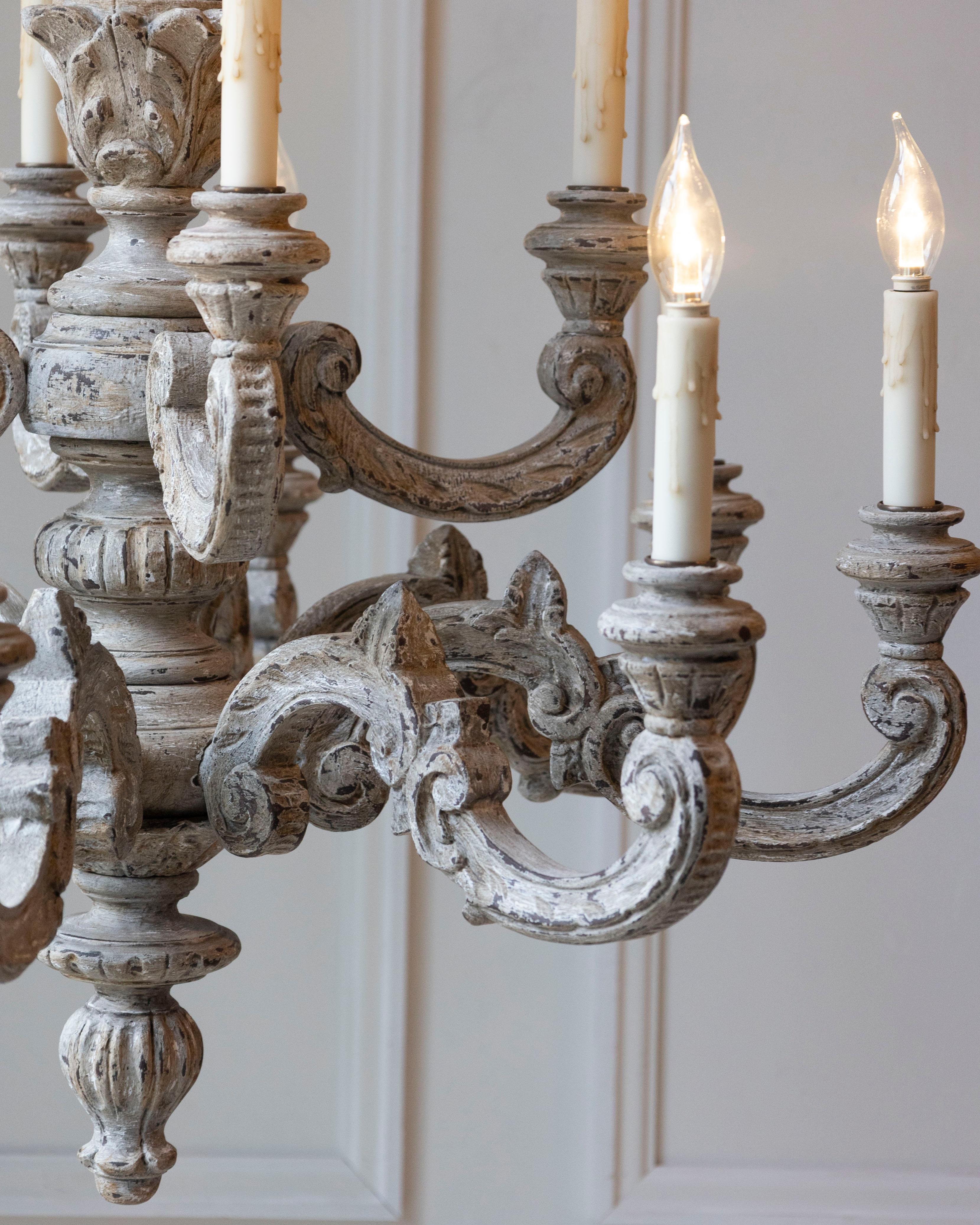 Lampadario a dodici luci in legno intagliato e dipinto francese del XX secolo In condizioni buone in vendita a Atlanta, GA