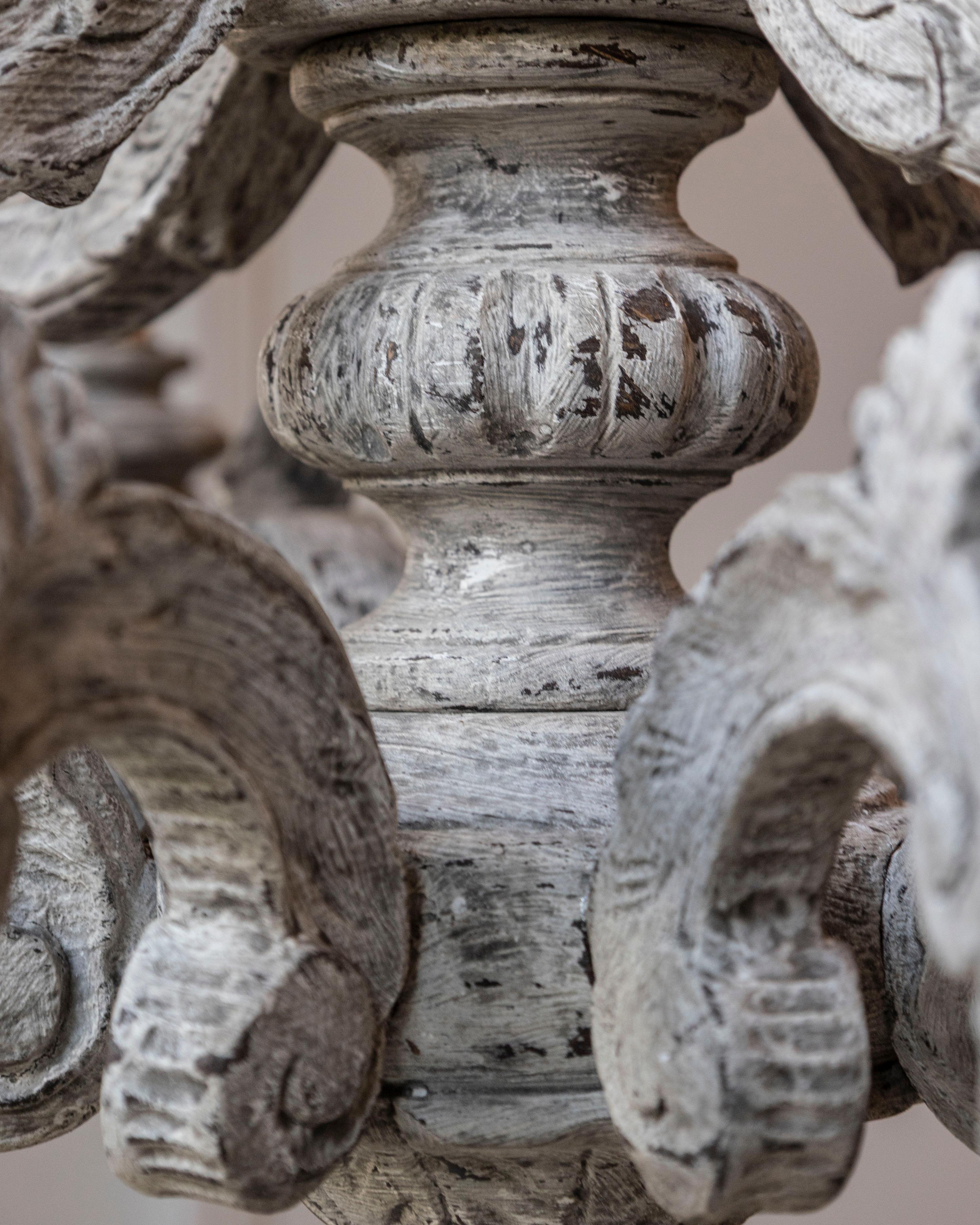 Legno Lampadario a dodici luci in legno intagliato e dipinto francese del XX secolo in vendita