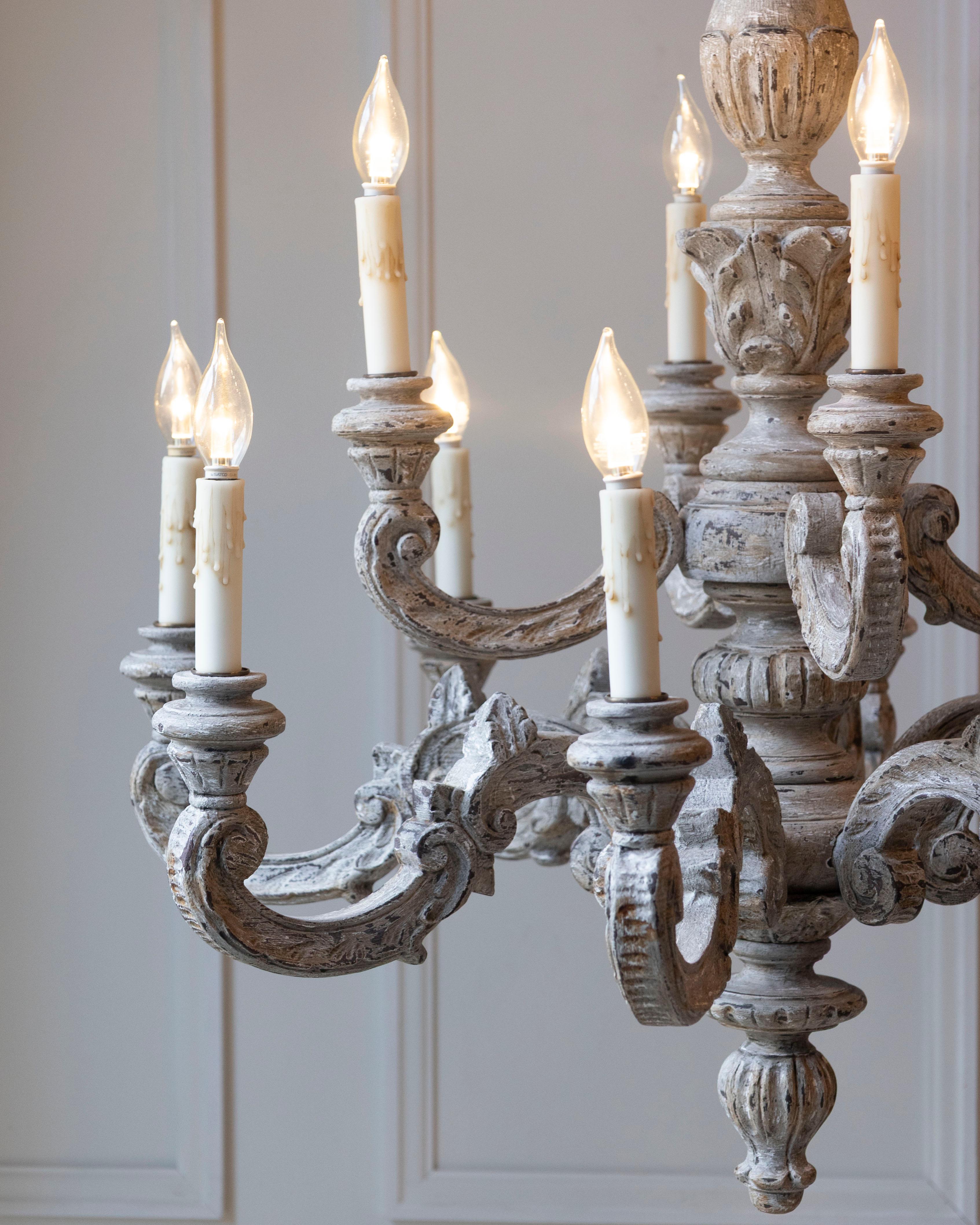 Legno Lampadario a dodici luci in legno intagliato e dipinto francese del XX secolo in vendita
