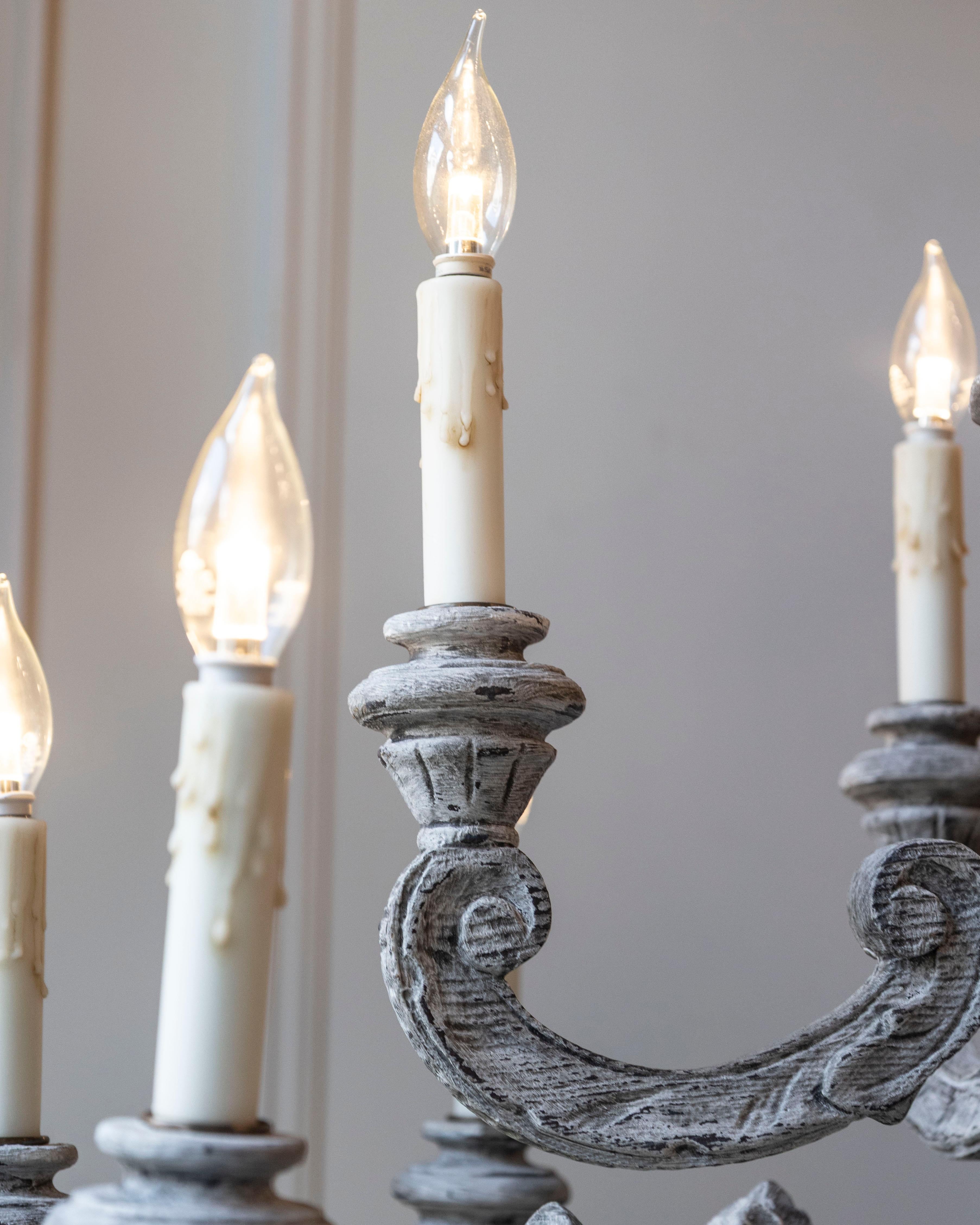 Lampadario a dodici luci in legno intagliato e dipinto francese del XX secolo in vendita 2