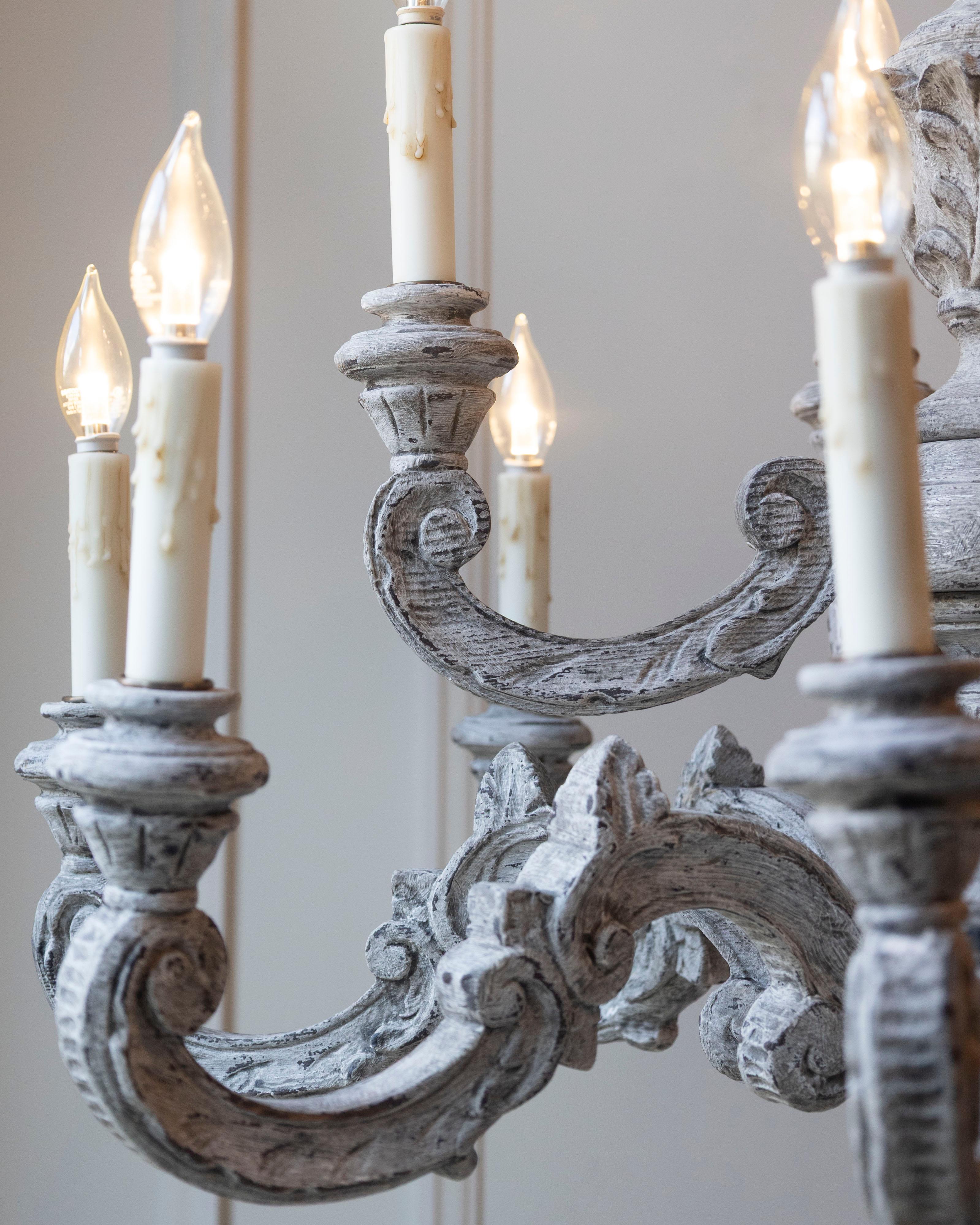 Lampadario a dodici luci in legno intagliato e dipinto francese del XX secolo in vendita 3