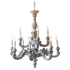 Lampadario a dodici luci in legno intagliato e dipinto francese del XX secolo
