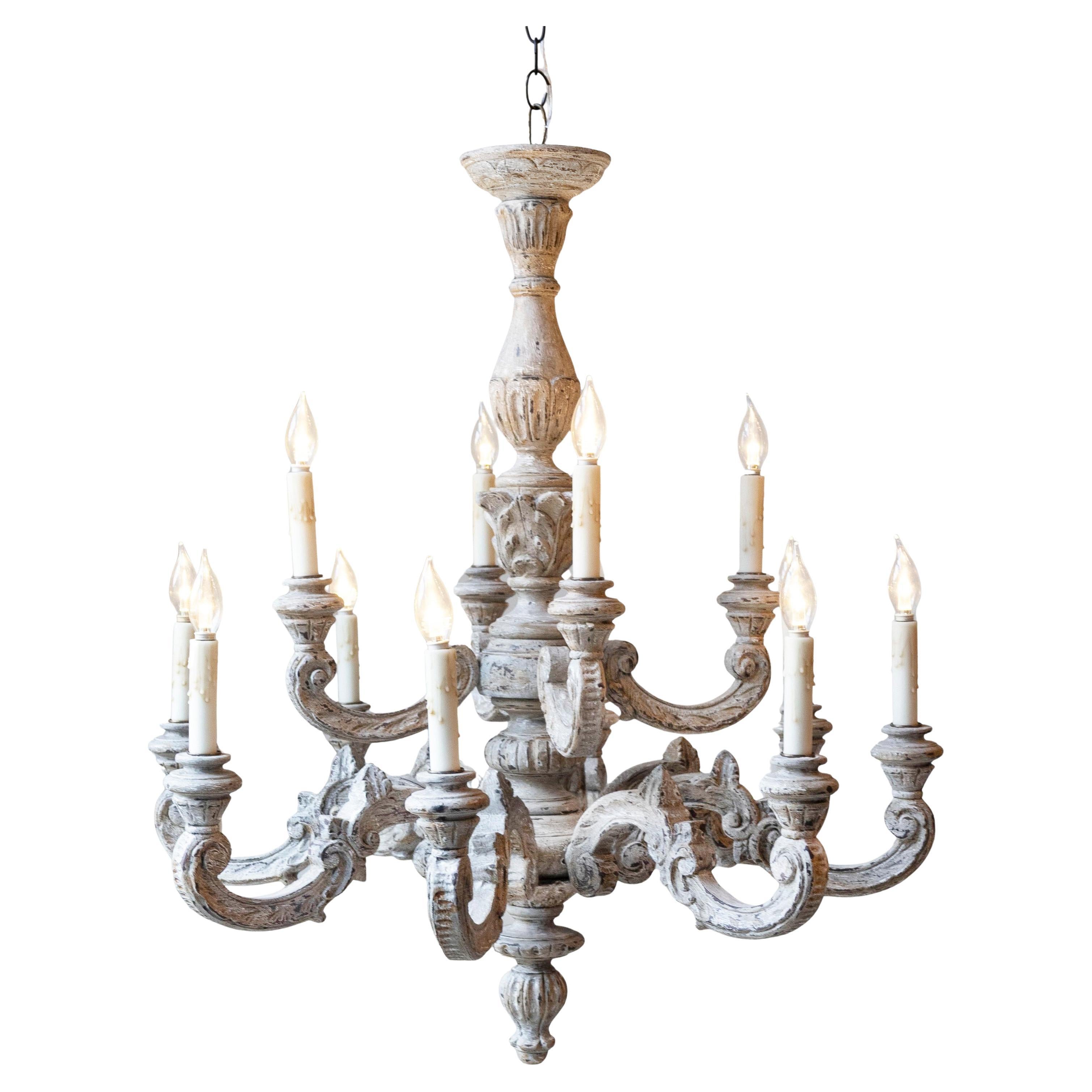 Lampadario a dodici luci in legno intagliato e dipinto francese del XX secolo