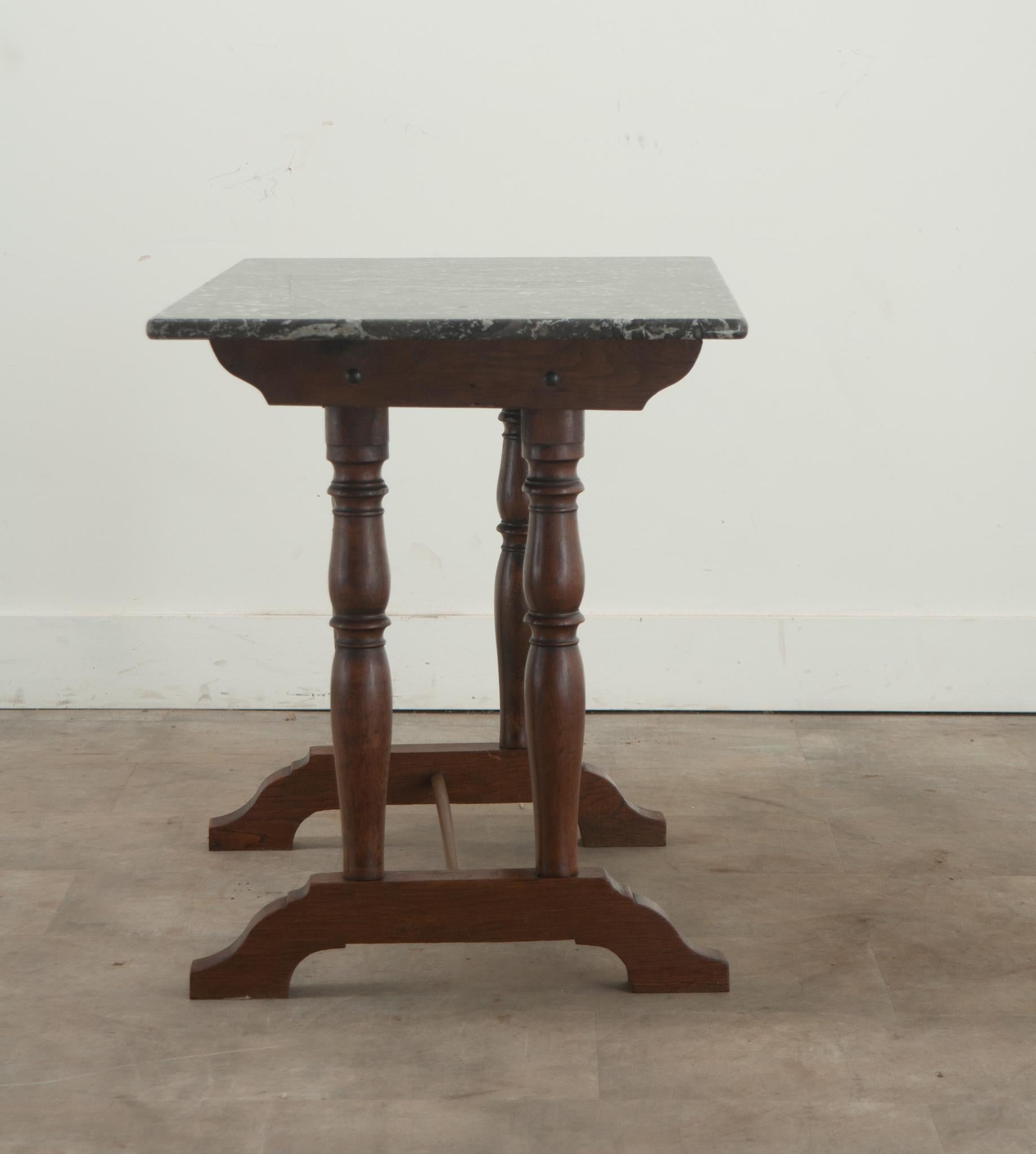 Table de bistrot française du 20ème siècle en chêne sculpté en vente 3