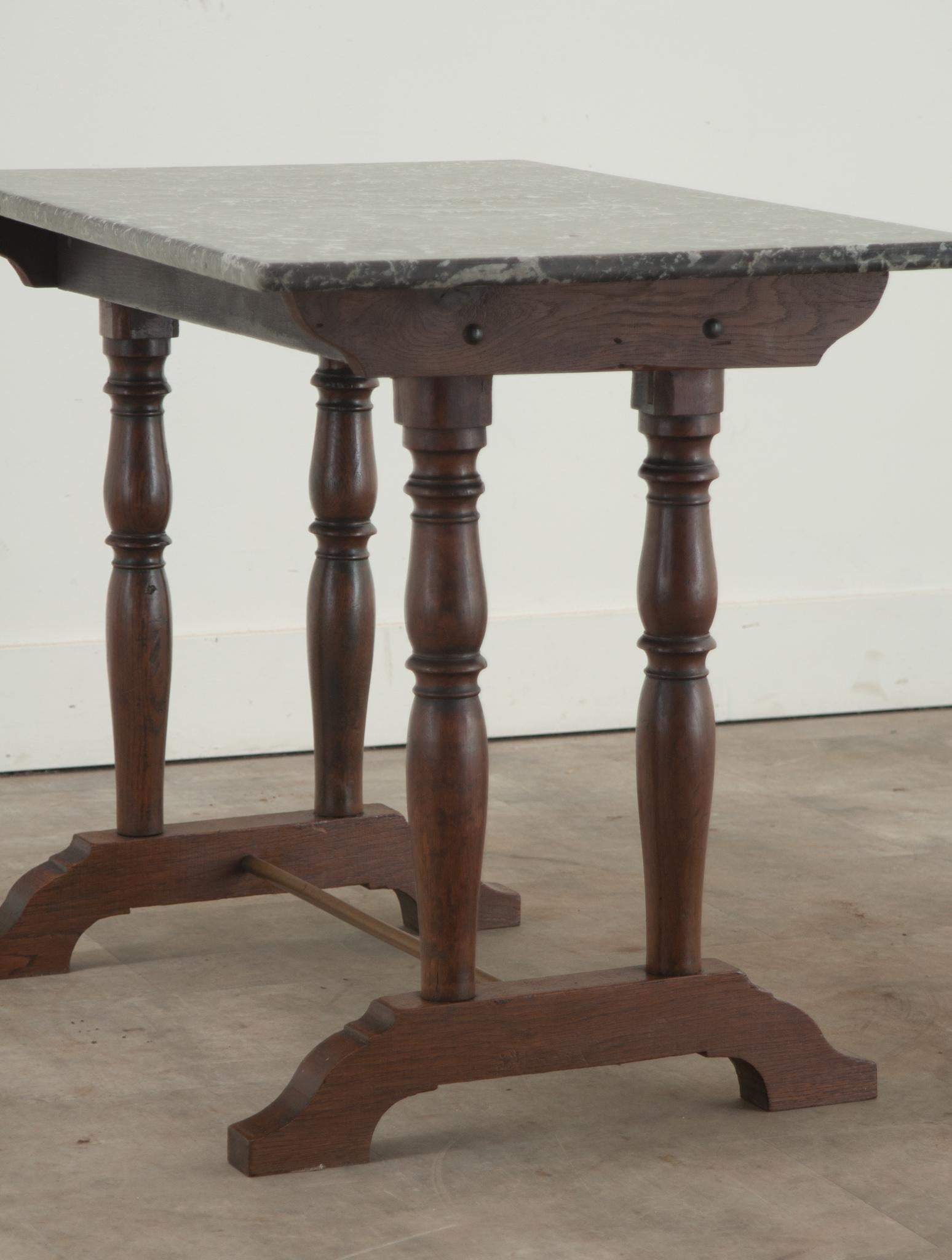 Table de bistrot française du 20ème siècle en chêne sculpté en vente 4