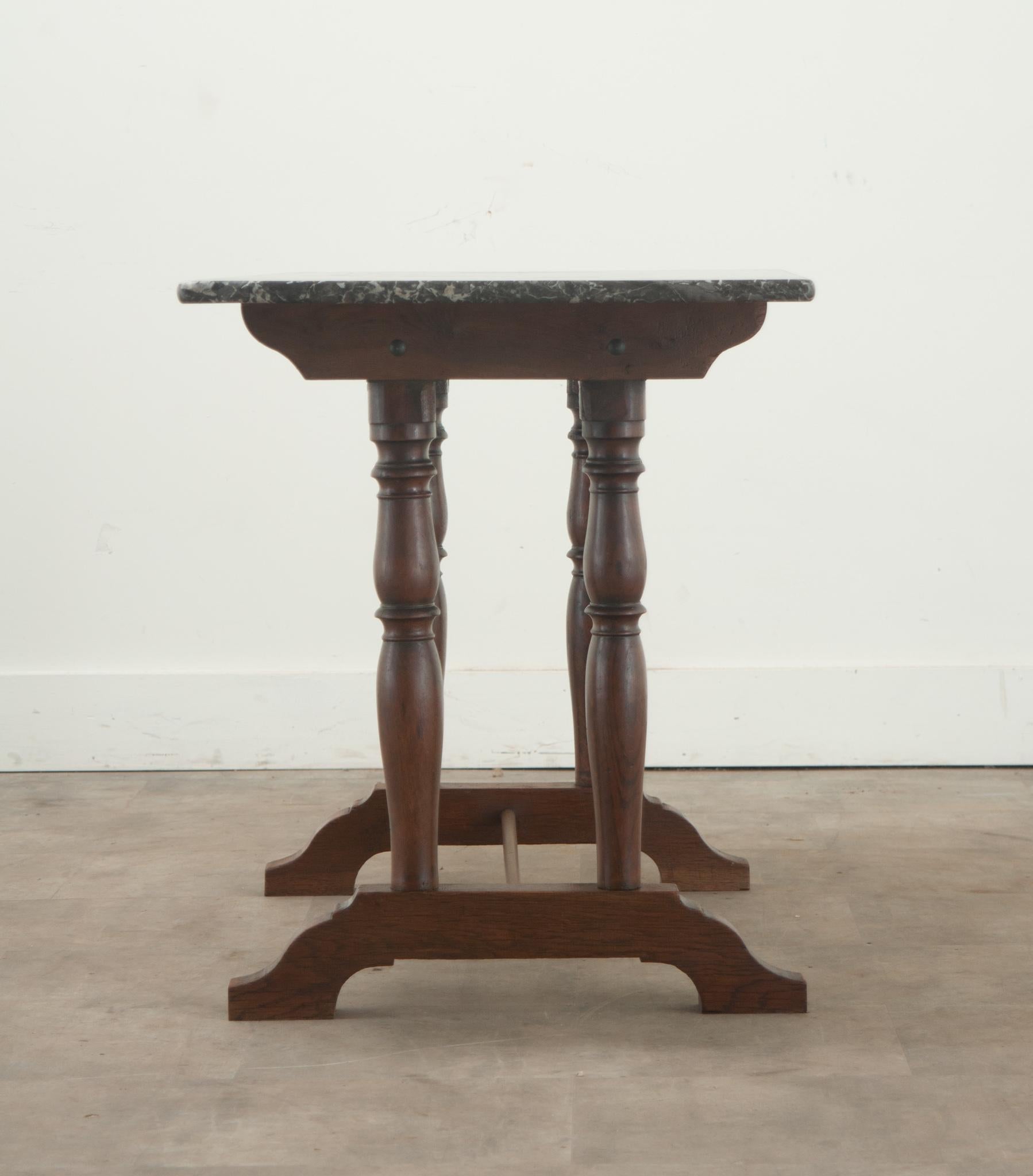 Table de bistrot française du 20ème siècle en chêne sculpté en vente 5