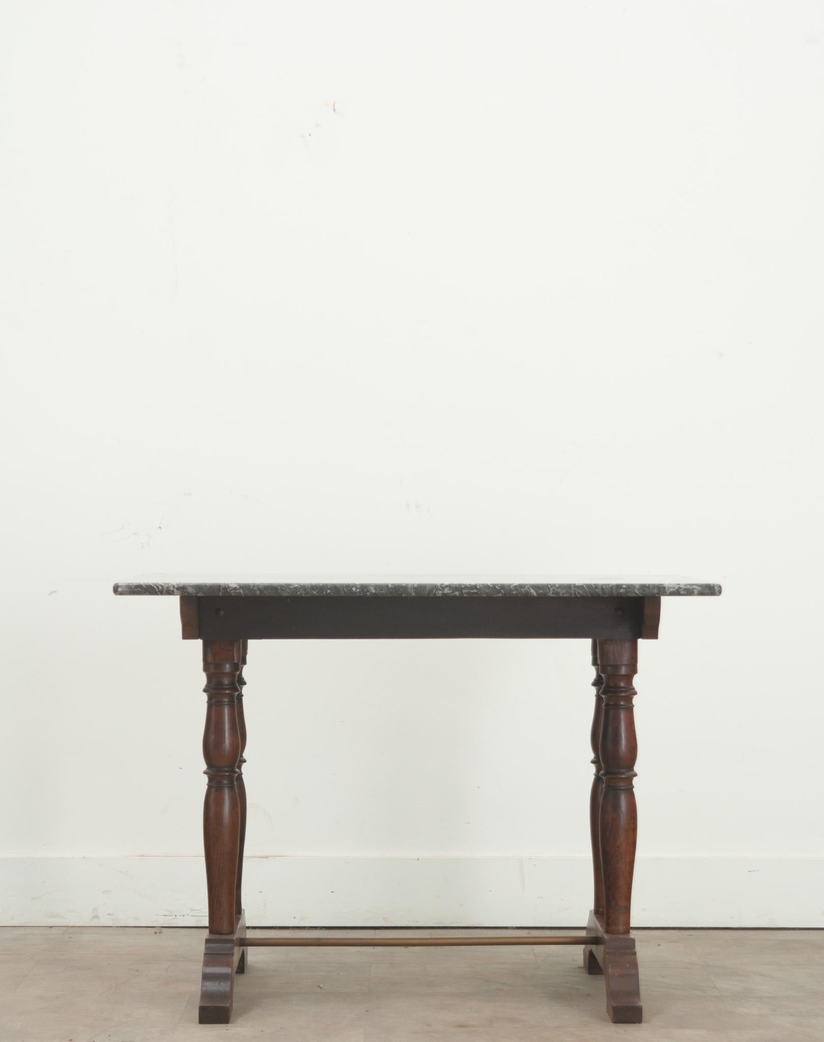 Français Table de bistrot française du 20ème siècle en chêne sculpté en vente