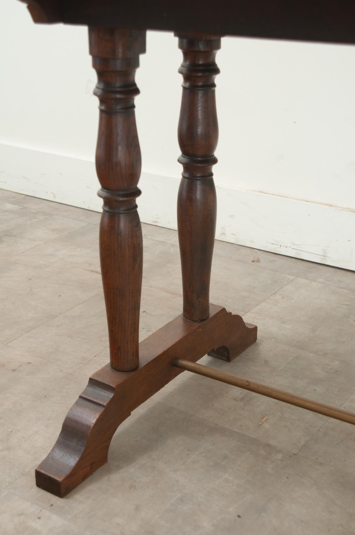 Table de bistrot française du 20ème siècle en chêne sculpté en vente 1