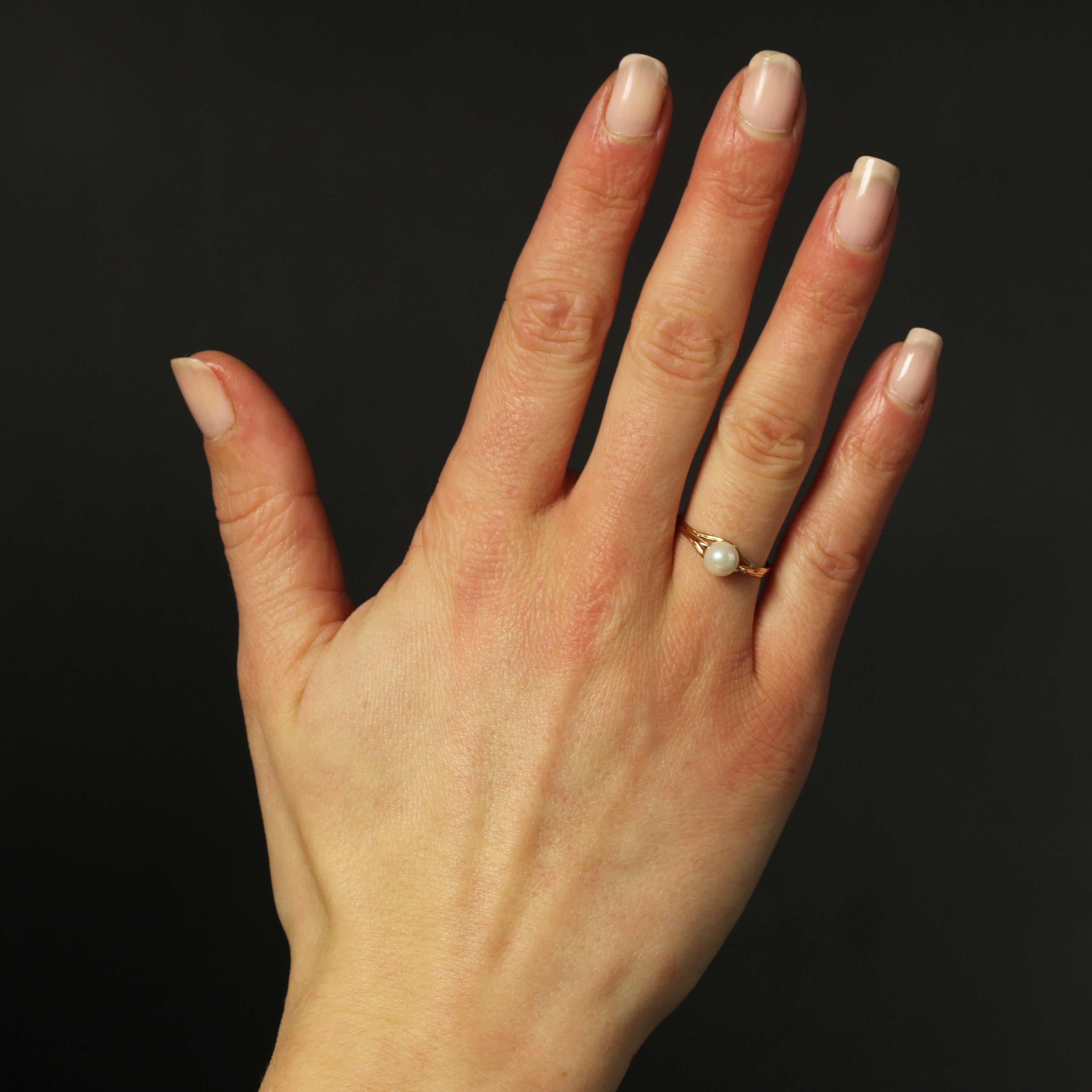 Bague en or rose 18 carats, poinçon tête d'aigle.
Cette bague en or rose est sertie d'une perle de culture orientale blanc nacré solitaire, surmontée de part et d'autre d'une lame d'or.
Diamètre de la perle : 5,5/6 mm environ.
Hauteur : 5,8 mm